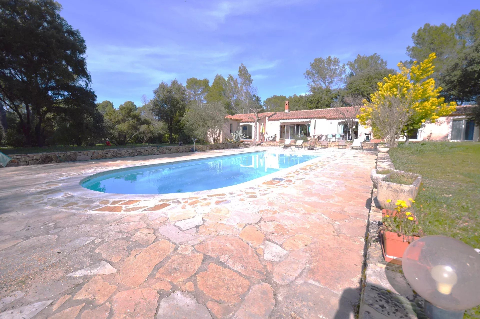 Cotignac, location de vacances villa avec piscine de 15x5
