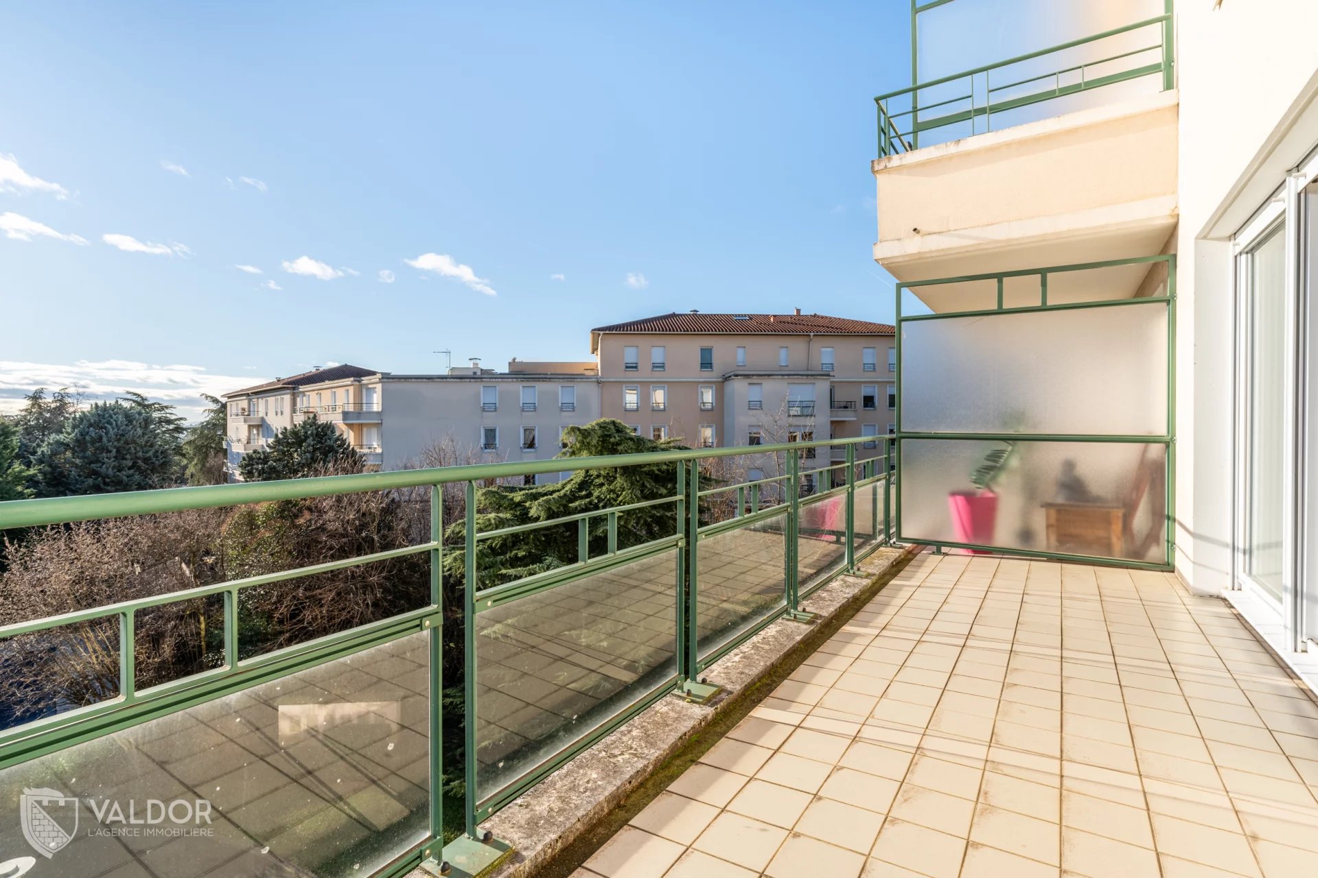 Appartement T3, 72m2, avant dernier étage, terrasse, piscine et vue dégagée