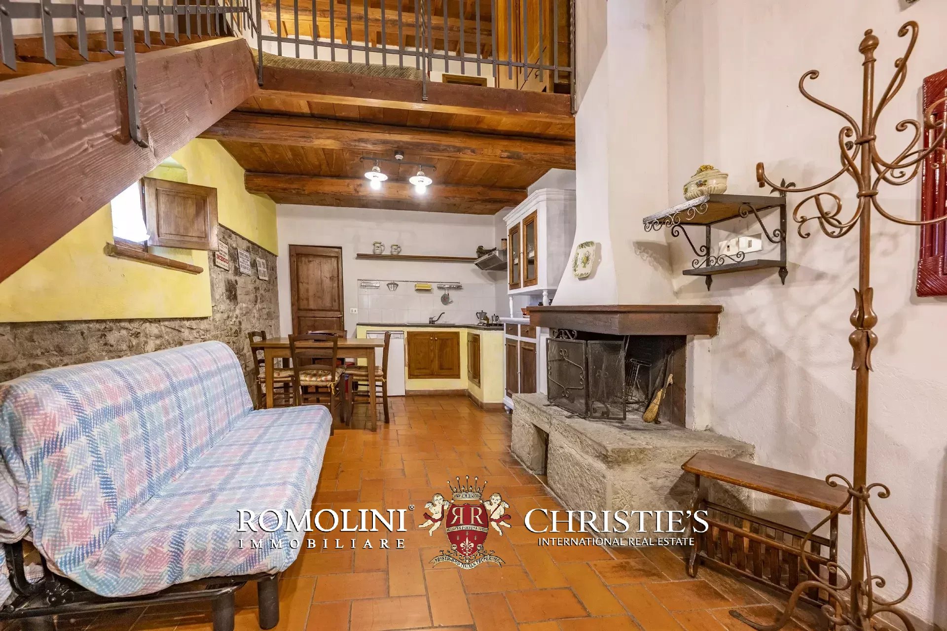 101-HA ESTATE WITH NATURAL SPRINGS FOR SALE BETWEEN AREZZO AND FLORENCE
