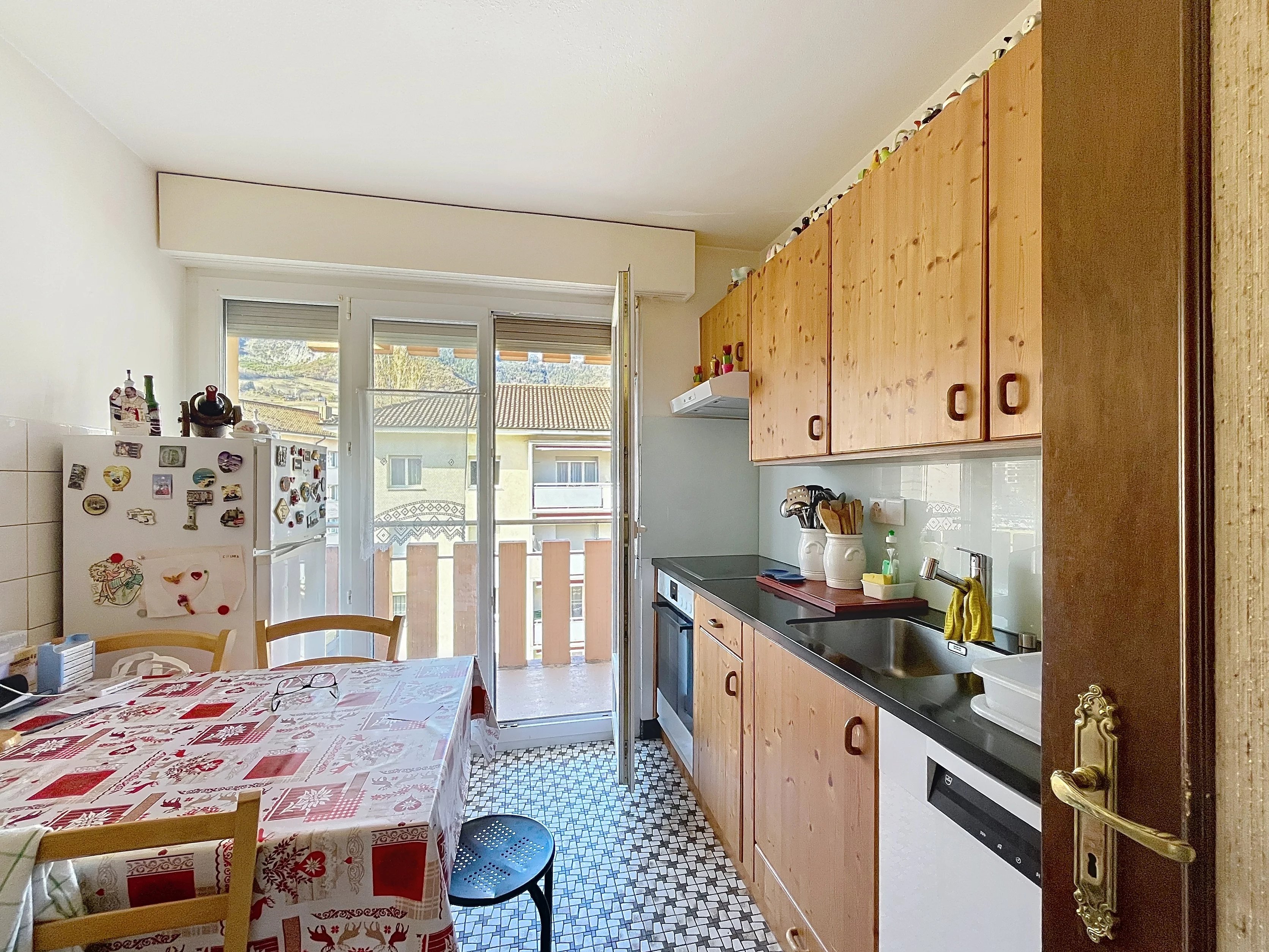 Spacieux 4 pièces de 110 m² avec balcon et fort potentiel à Sierre - Photo 4