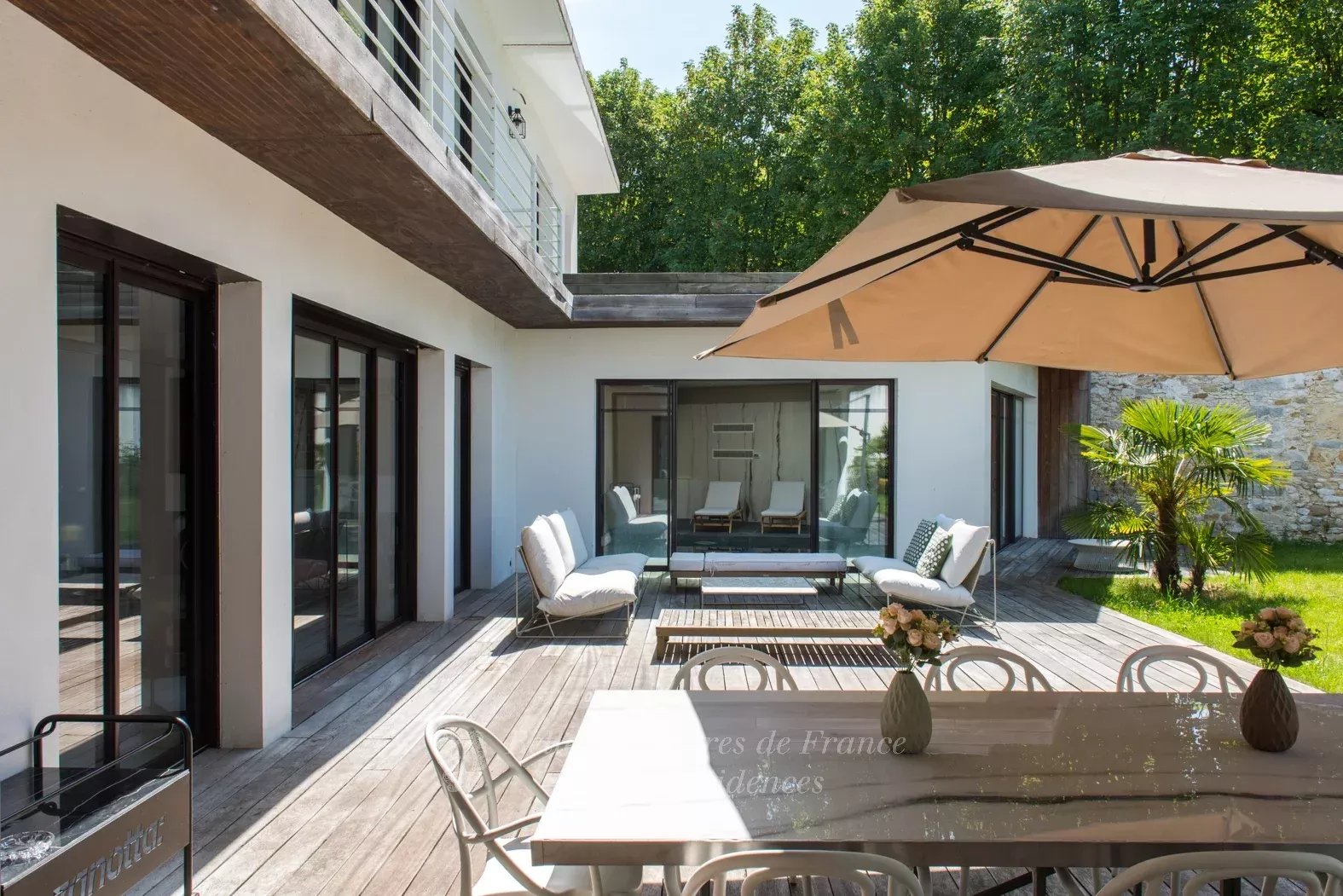 arge contemporary house with garden in the heart of Fontainebleau