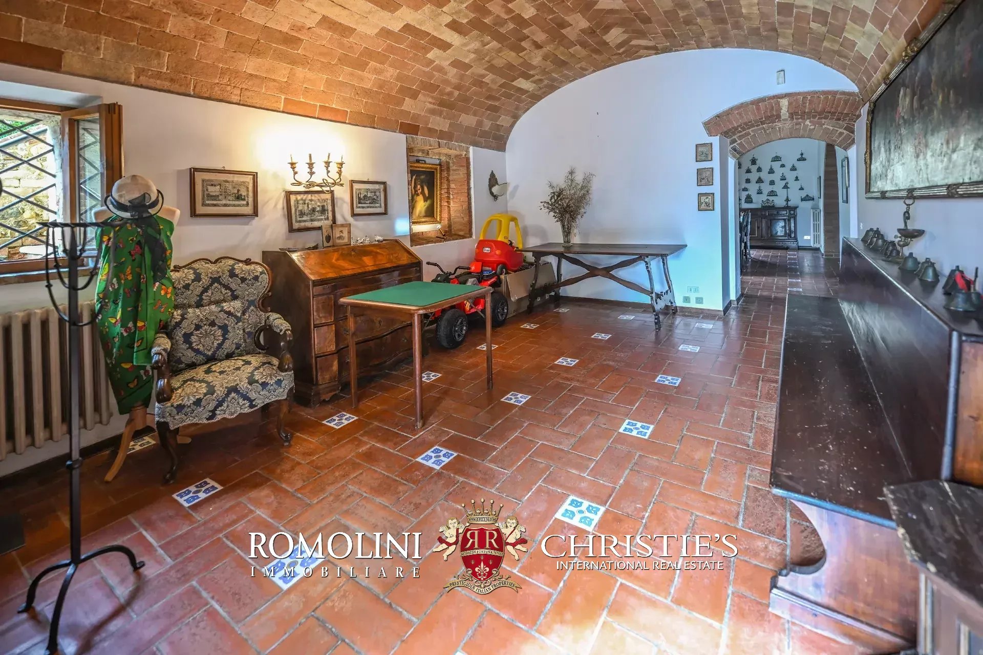 18 Bedroom Vineyard's Image 40