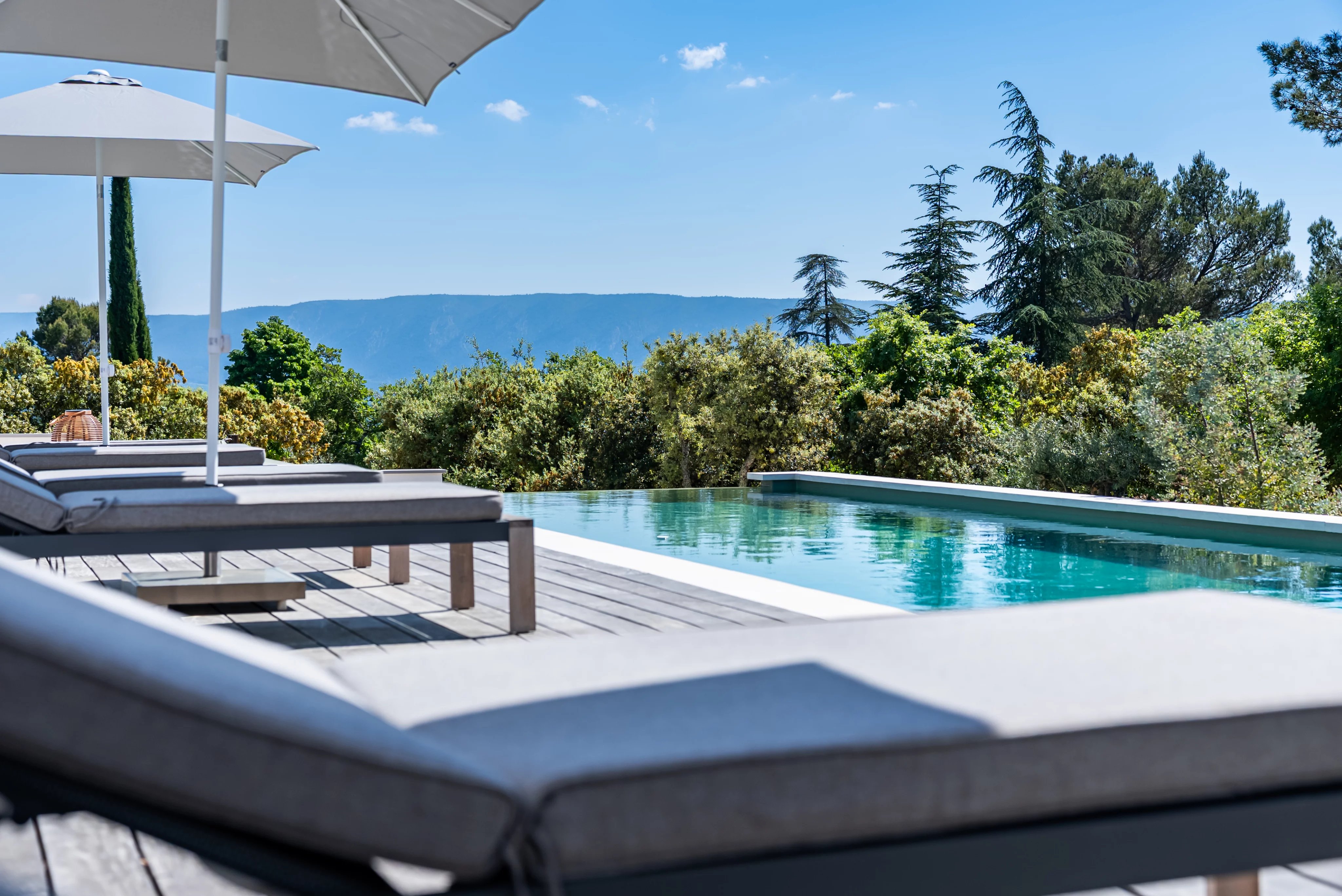 Maison contemporaine avec piscine à vendre à Cabrières-d’Avignon, au cœur du Luberon