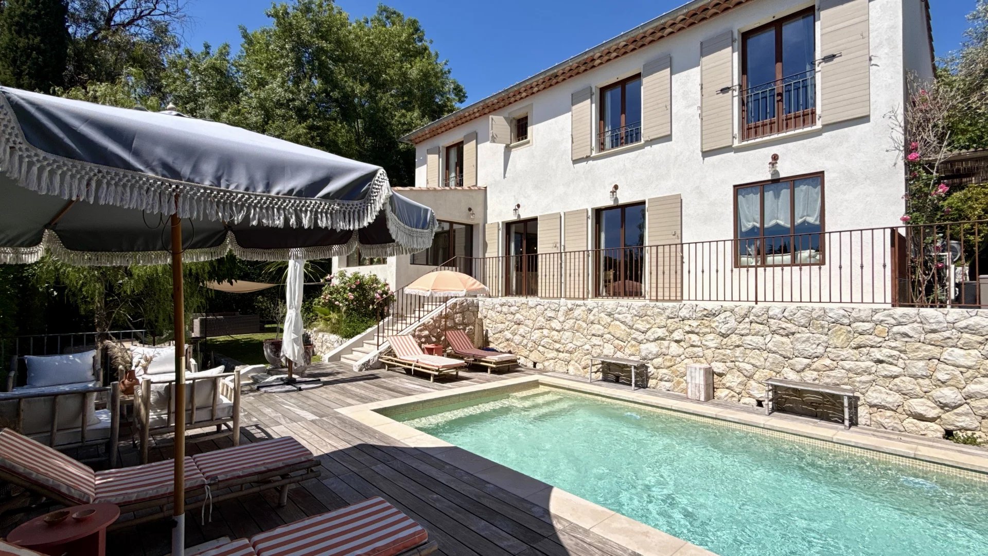 Saint-Paul-de-Vence : Recent Villa in a Peaceful Setting