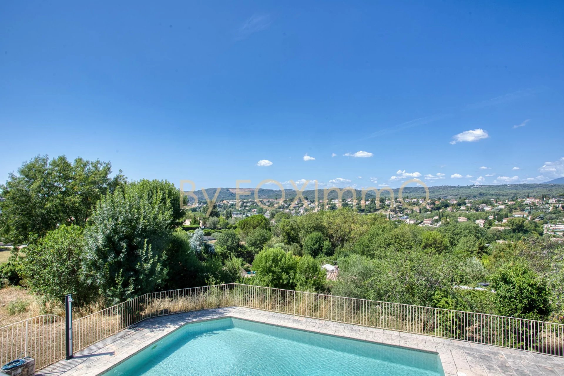 VENDITA In Costa Azzurra, Saint Paul de Vence, villa dominante, vista libera sul mare e sulle montagne, giardino pianeggiante, piscina