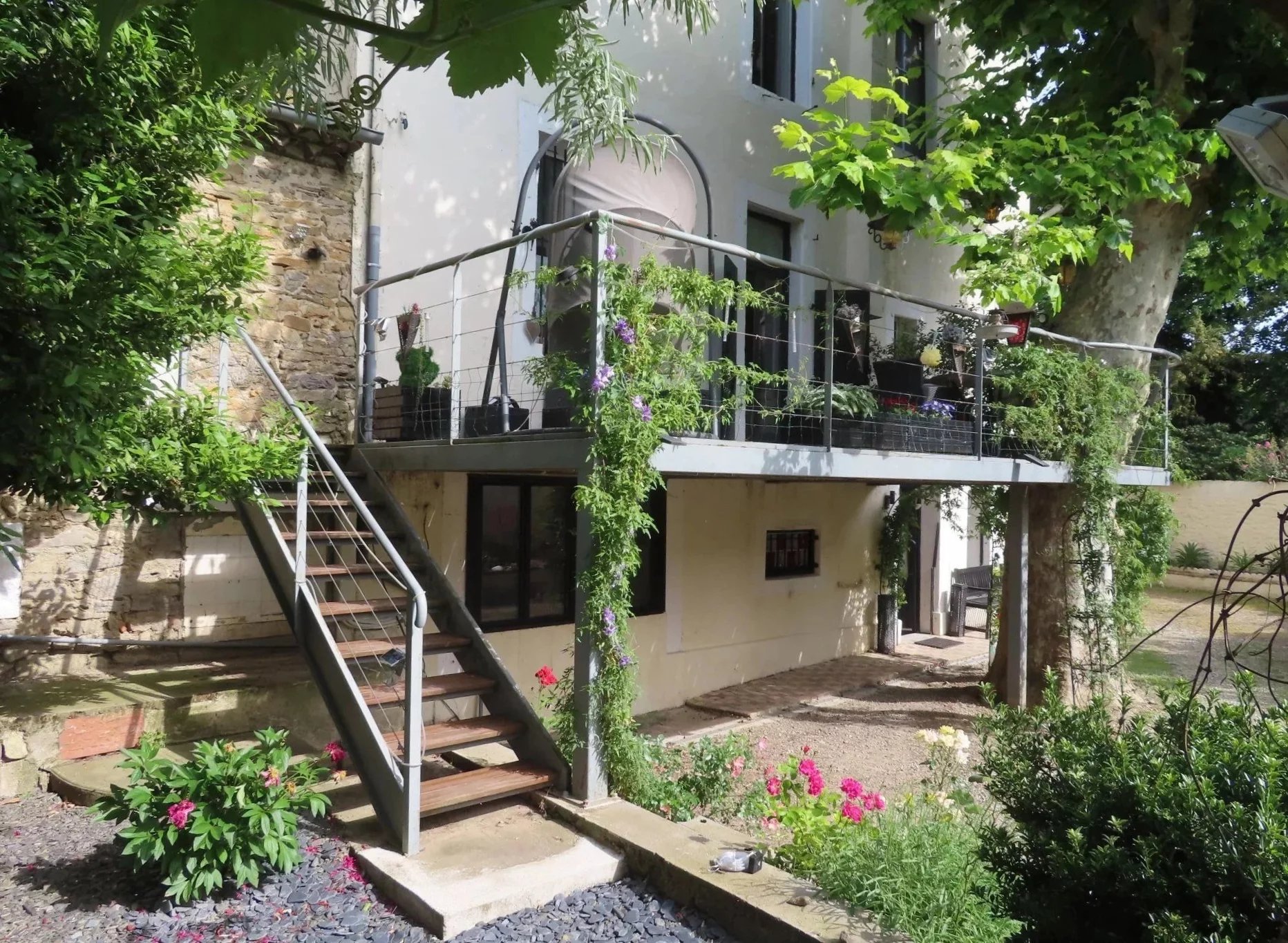 Carcassonne - Spacious 3 bedroom family home with self-contained 1 bed apartment