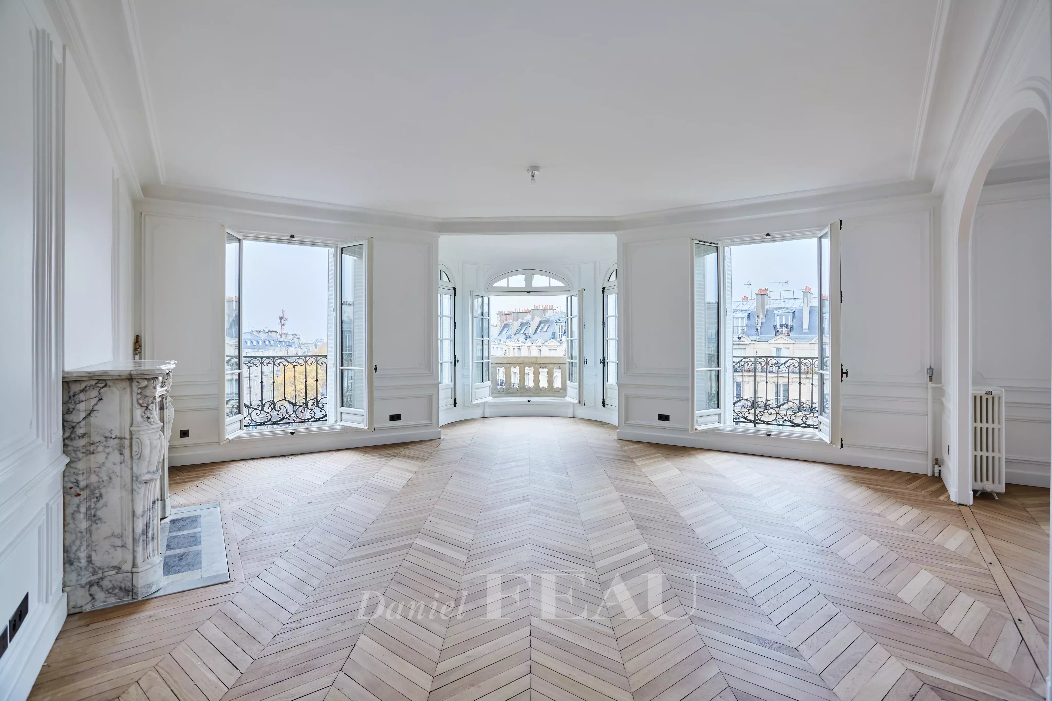 Paris 8th District – A renovated 5-bed apartment with balconies