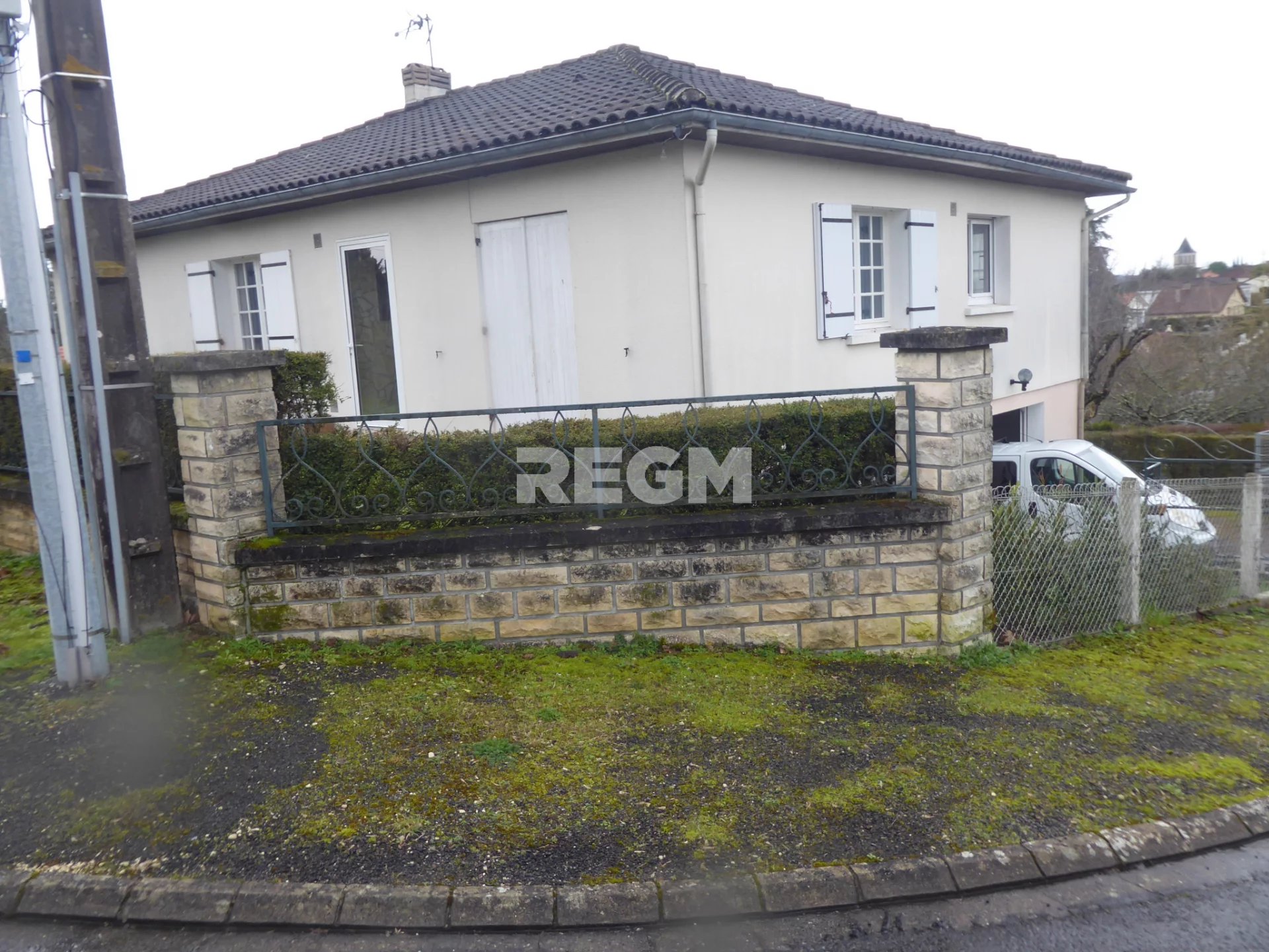 Belle maison, genre villa vue magnifique sur la ville et le