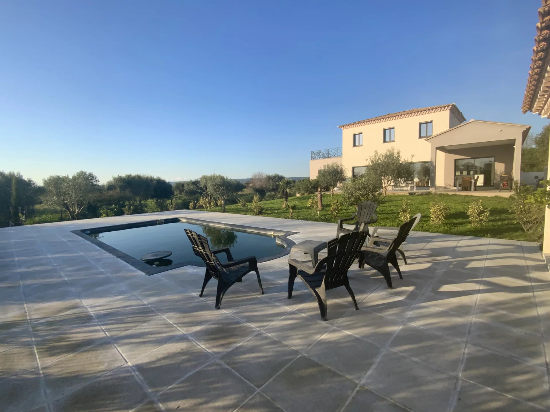 Villa récente à Uzès sur beau terrain paysagé avec piscine.