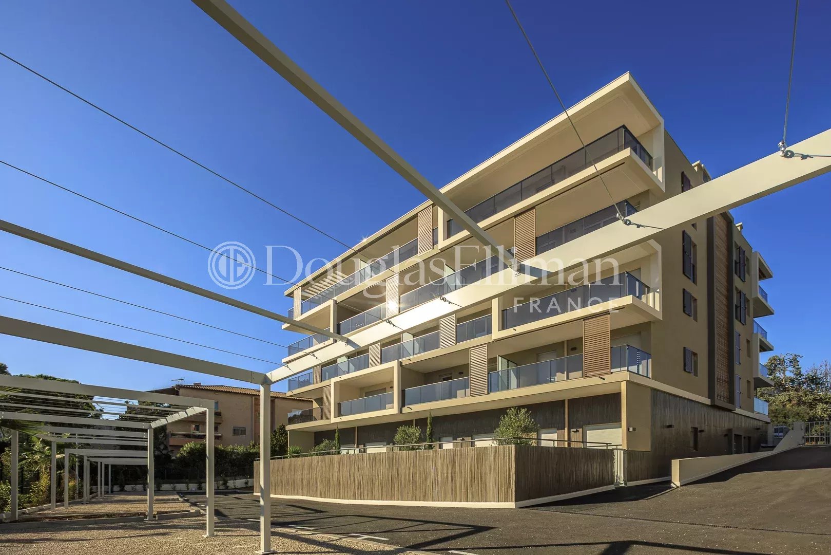 Antibes – Penthouse vue mer de 90m2 avec une terrasse de 25m2 ! - Image nᵒ3