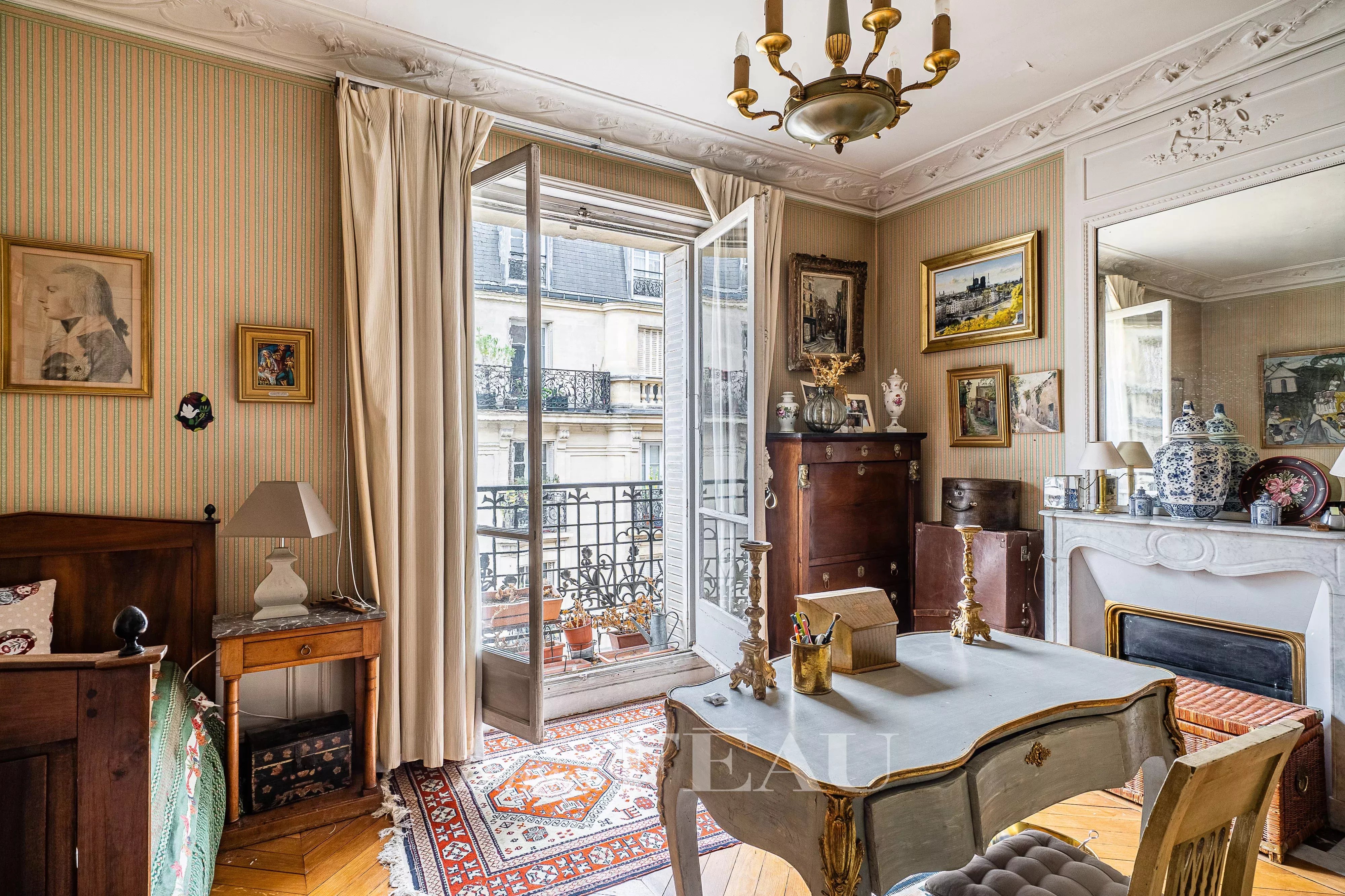 Chambre donnant sur la rue.