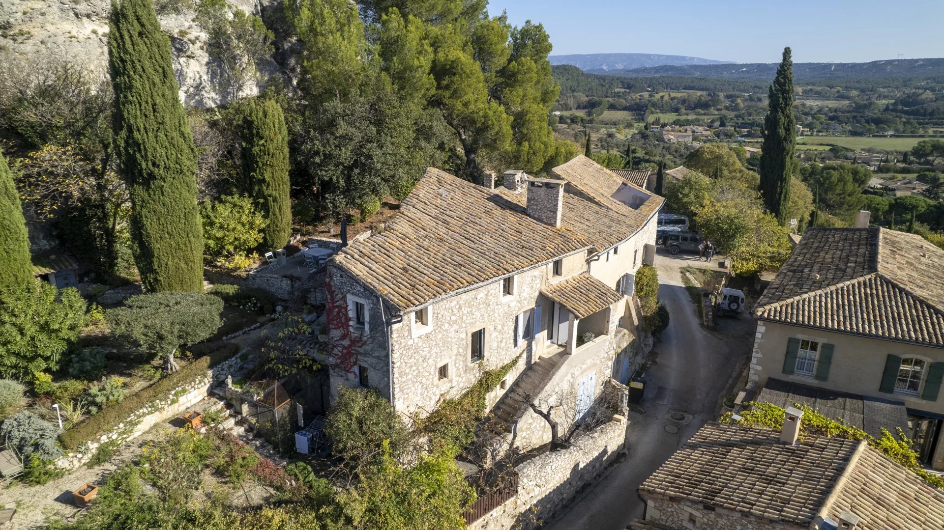 Maison au coeur du village avec jardin -13810 Eygalières