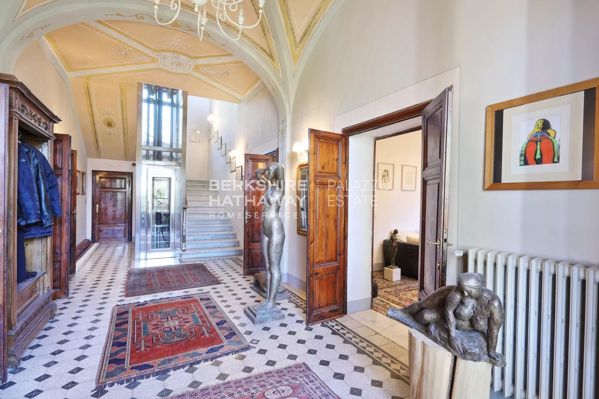 Elegante Villa d'Epoca con Vista Mare e Piscina a Riparbella