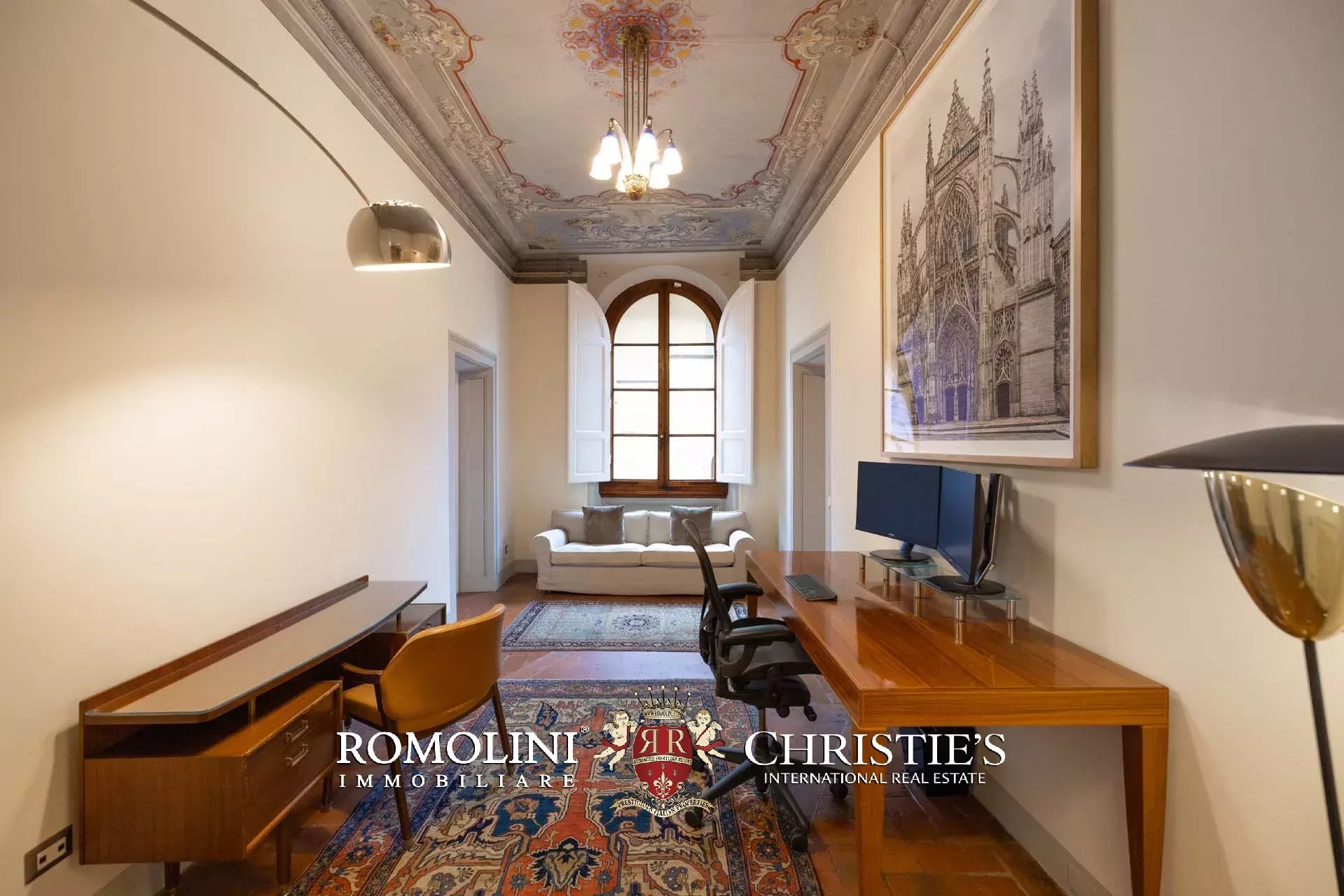 PRACHTVOLLER RESTAURIERTER PALAZZO MIT BLICK AUF DAS HISTORISCHE ZENTRUM VON FLORENZ ZU VERKAUFEN