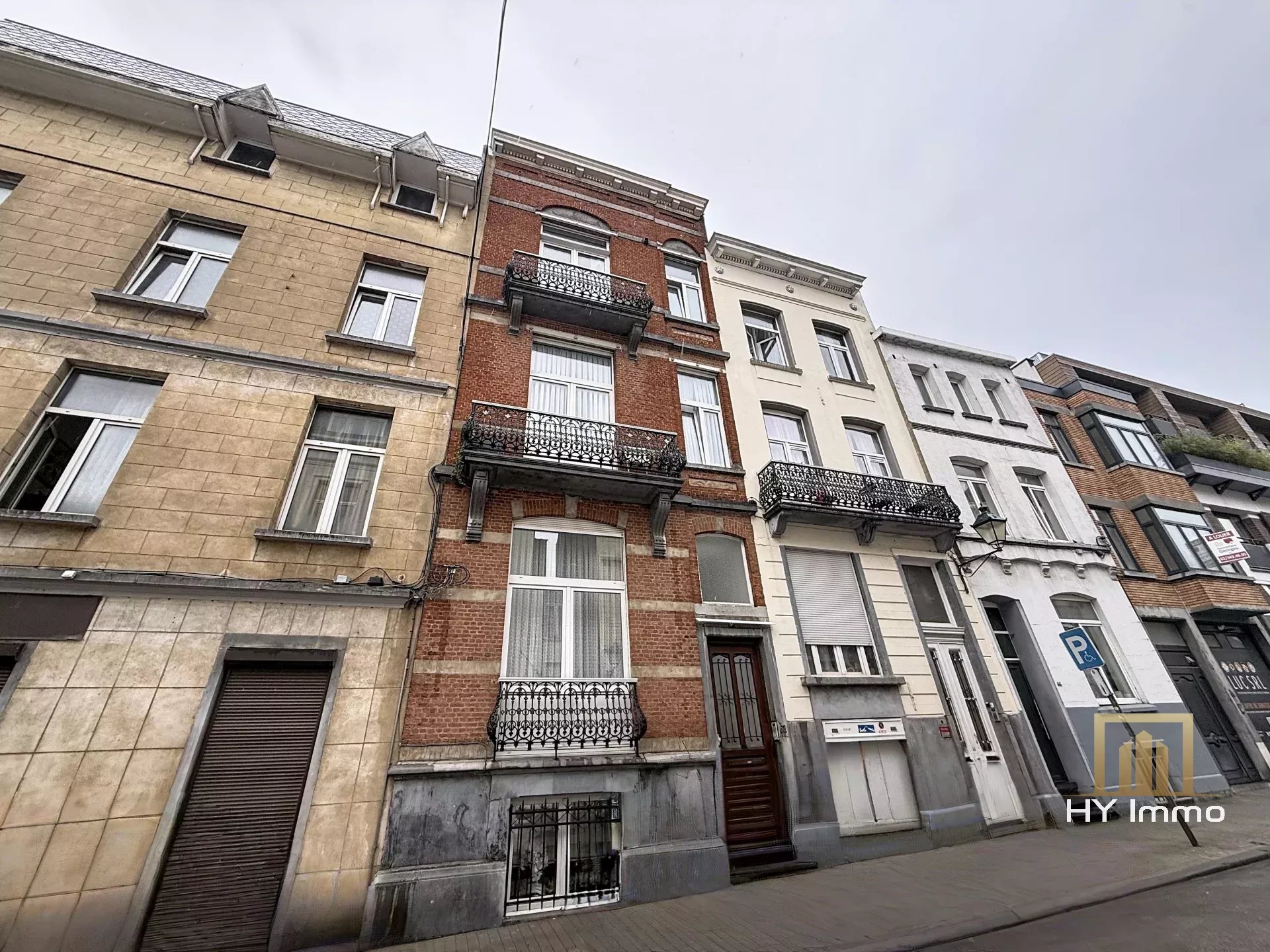 SAINT-GILLES - MAISON UNIFAMILIALE DE +/- 210M² AMENAGEE EN  4 APPARTEMENTS - IDEAL POUR RENDEMENT LOCATIF