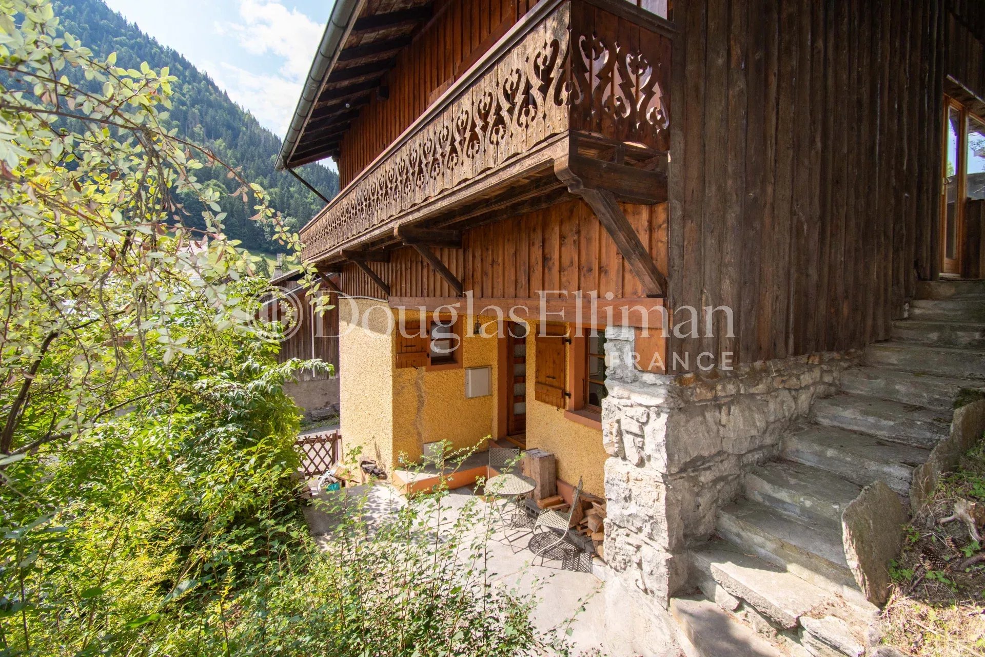 Un chalet traditionnel de 6 chambres et 4 salles de bain dans un hameau recherché proche du centre de Morzine