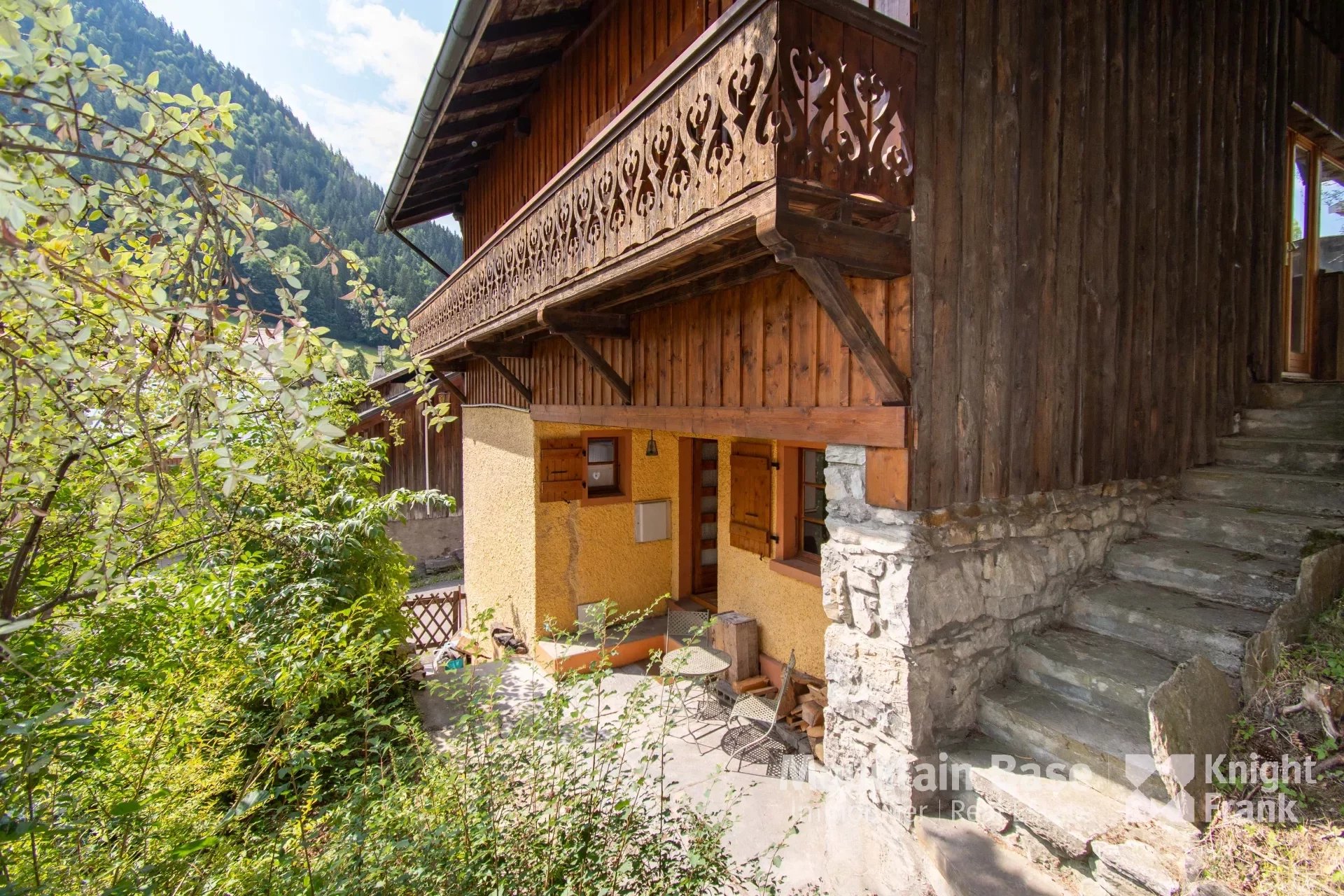 Photo of 6 bedroom chalet in a sought-after area