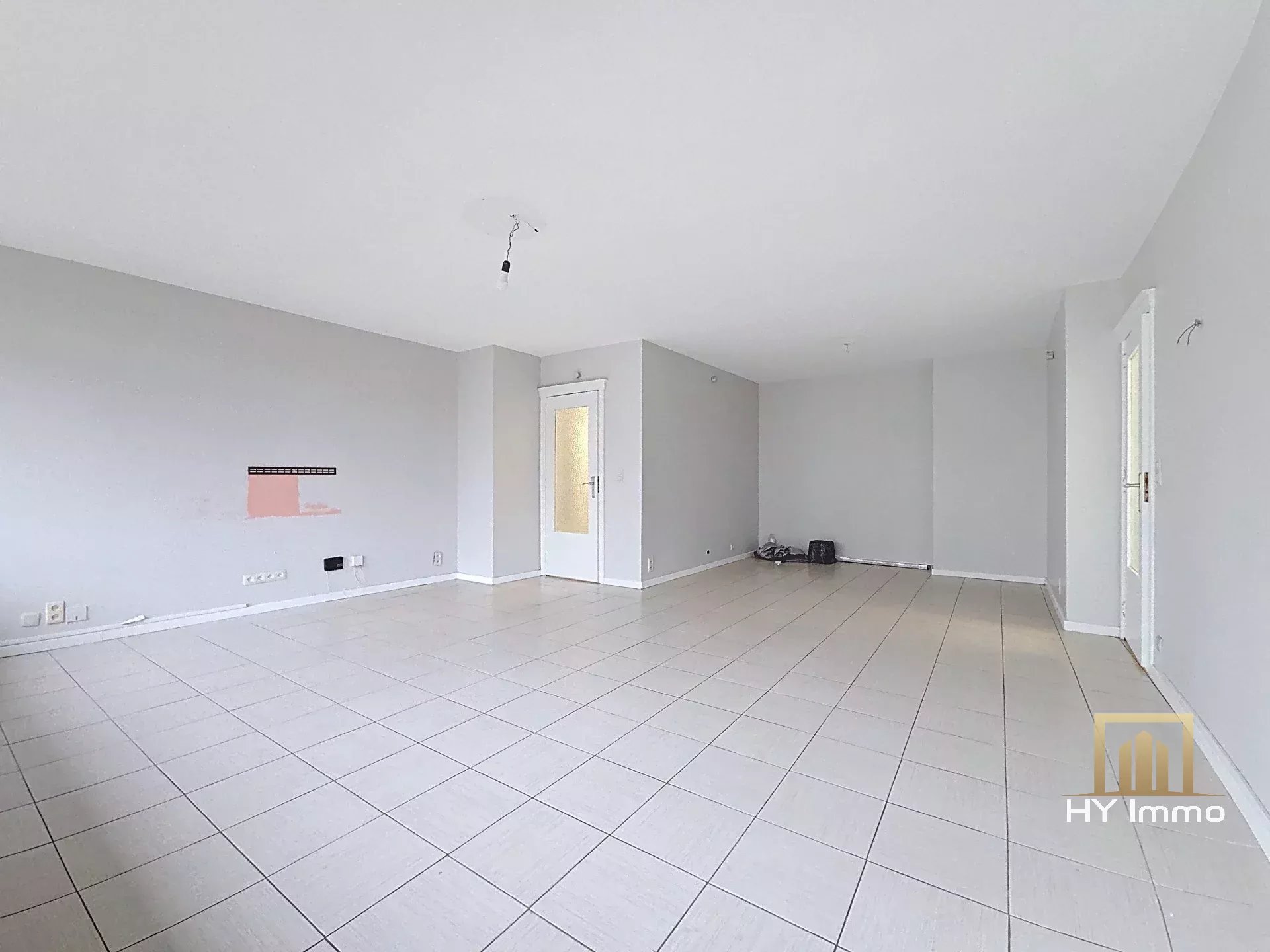TE RENOVEREN - APPARTEMENT VAN 95M² MET 3 SLAAPKAMERS + TERRAS & KELDER + BINNENPARKEERPLAATS