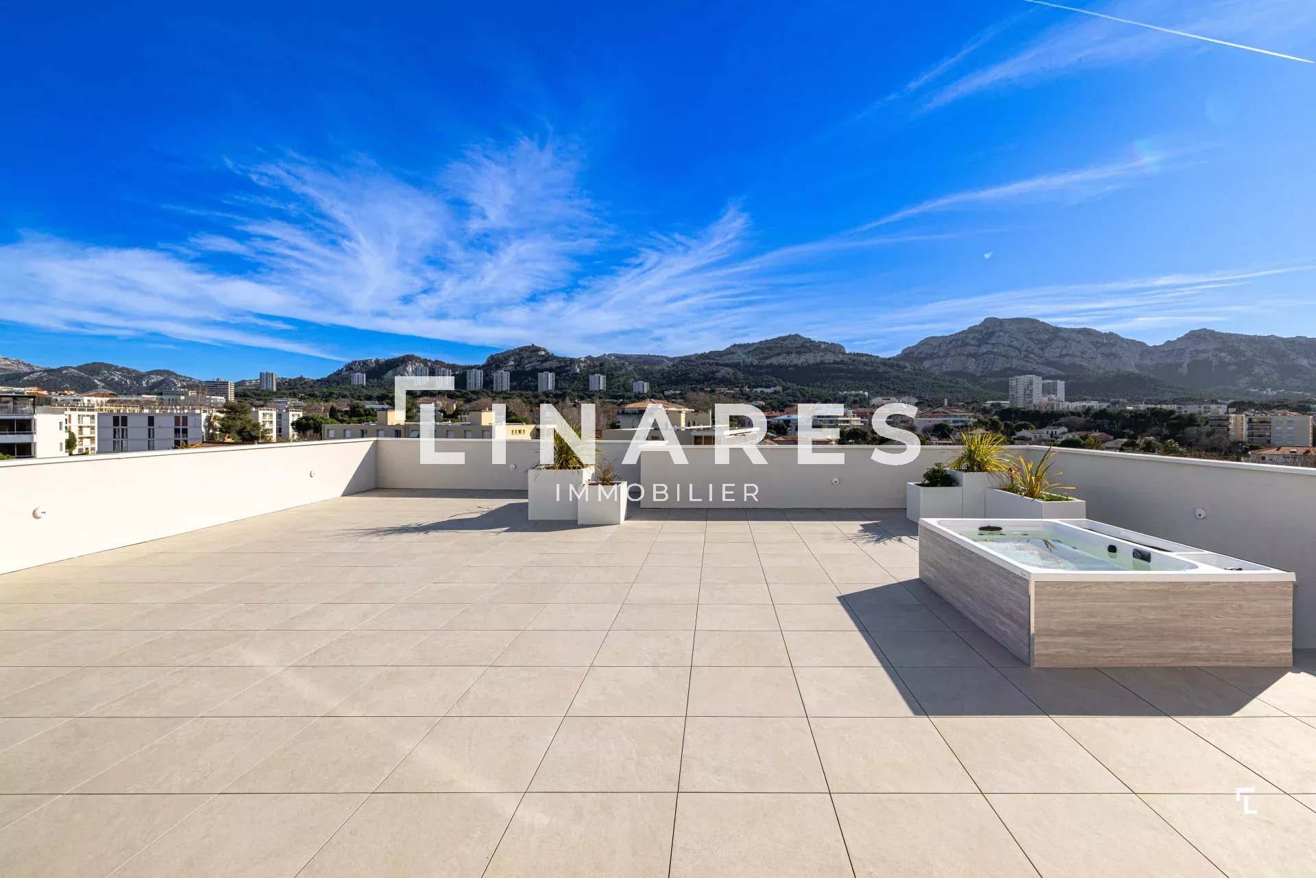 CASA PAROS - VUE MER - Appartement T4 de 109m2 - Terrasse de 161m2 avec jacuzzi + Stationnement - 13008 VIEILLE CHAPELLE