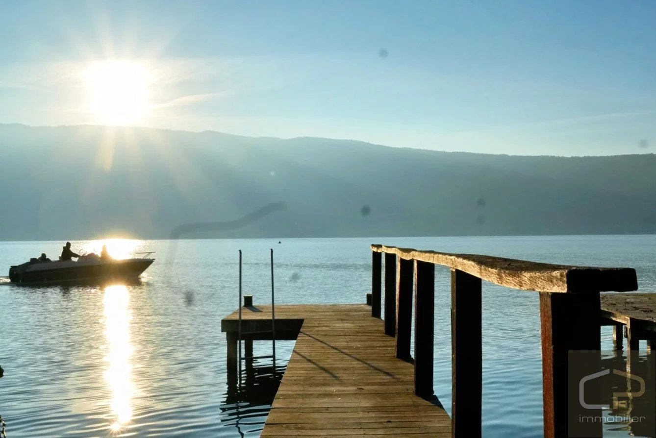 À vendre : Propriété familiale à Veyrier-du-Lac  Vue panoramique sur le Lac dAnnecy et les montagnes, accès privé au Lac