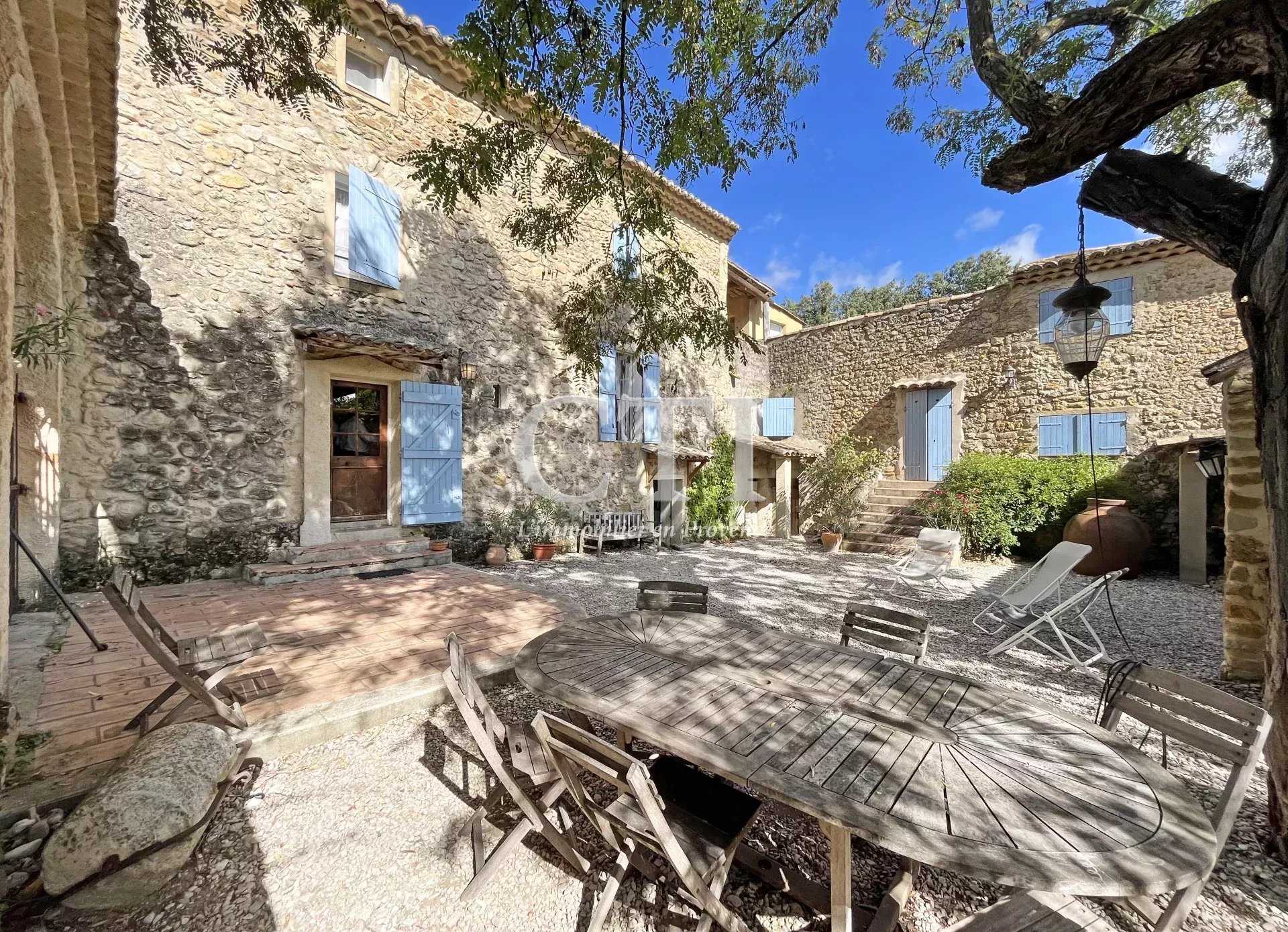 0 A VENDRE www.cti-provence.net FERME PROVENCALE MAS PIERRE CHARME VUE MONT VENTOUX GRAND TERRAIN 1HA COUR PROCHE VAISON LA ROMAINE 7 CHAMBRES LOGEMENT POUR RECEVOIR