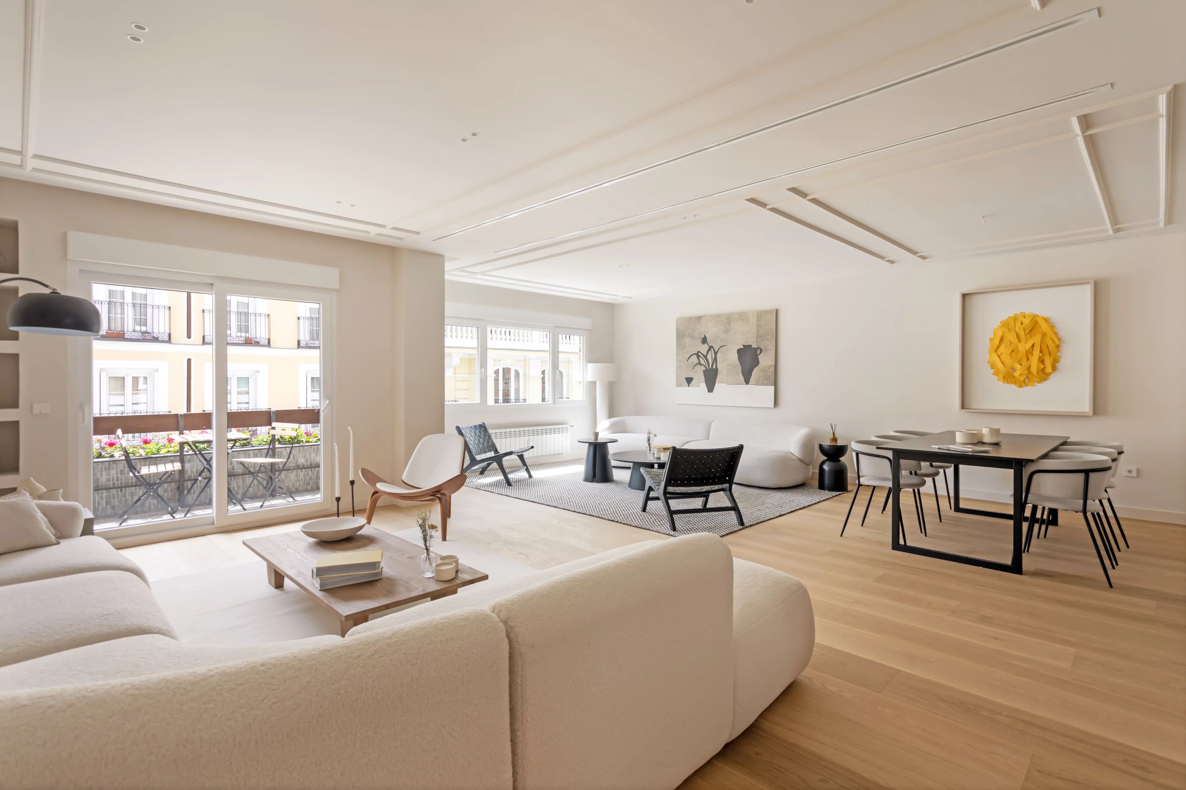 Excellente logement dans la prestigieuse Calle Villanueva avec garage et balcon orienté au sud