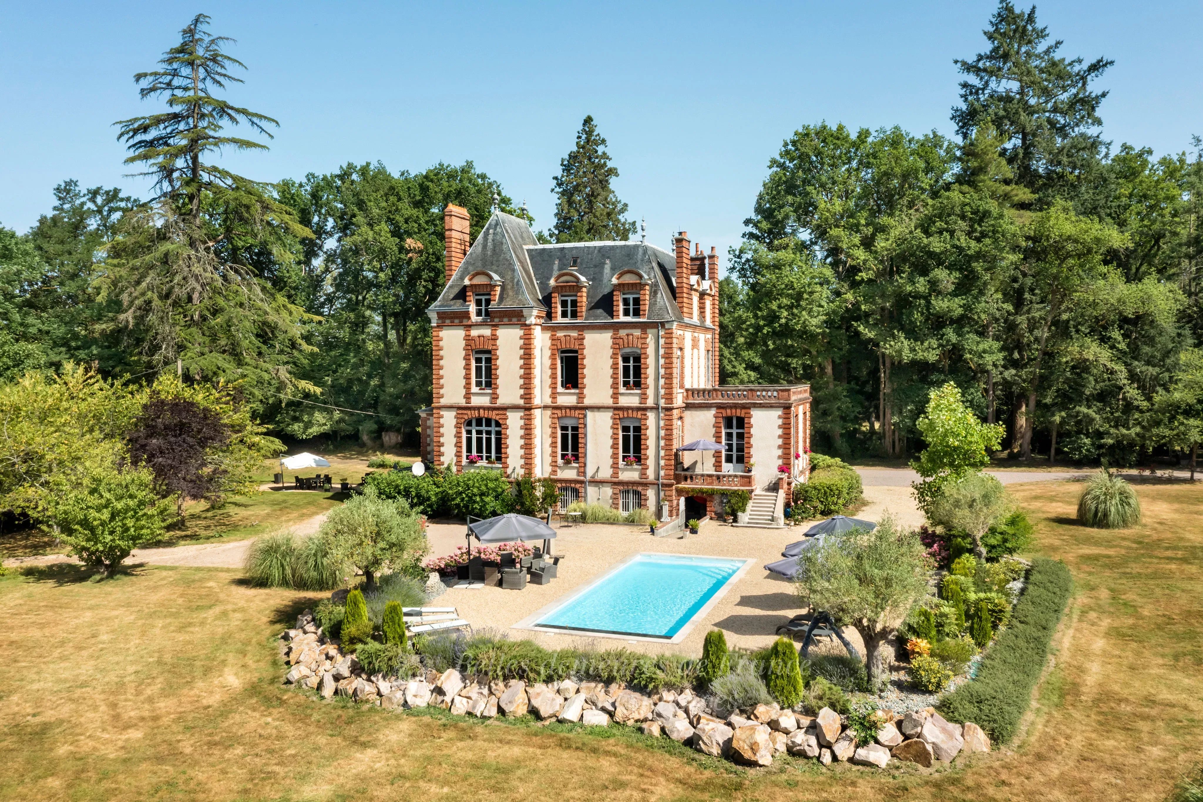 Sologne - ancien relais de chasse récemment restauré, l’ensemble sur 1,3 ha . Fort potentiel locatif.