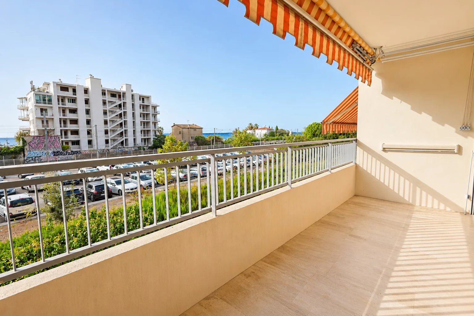 GOLFE-JUAN CENTRE – 4 PIÈCES RÉNOVÉ – TERRASSE – GARAGE – PLAGES À 180 M