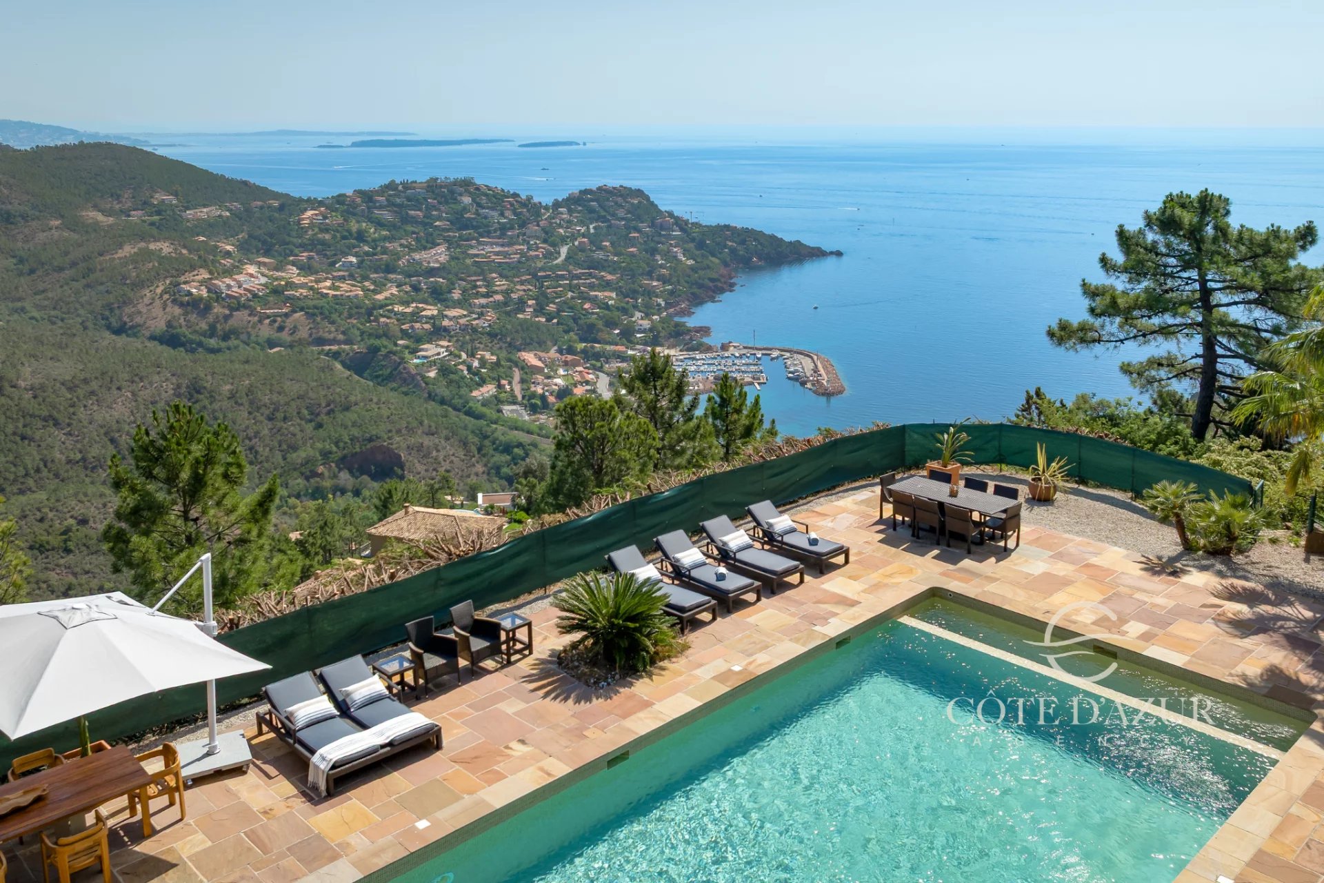 Exceptional property with panoramic sea views 2