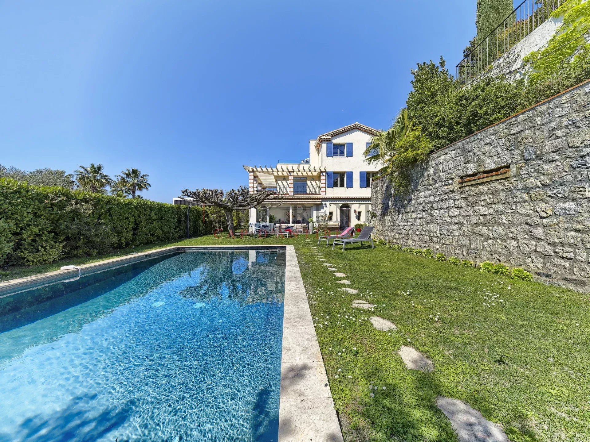 Versant ouest, Villa rénovée dans un domaine privé