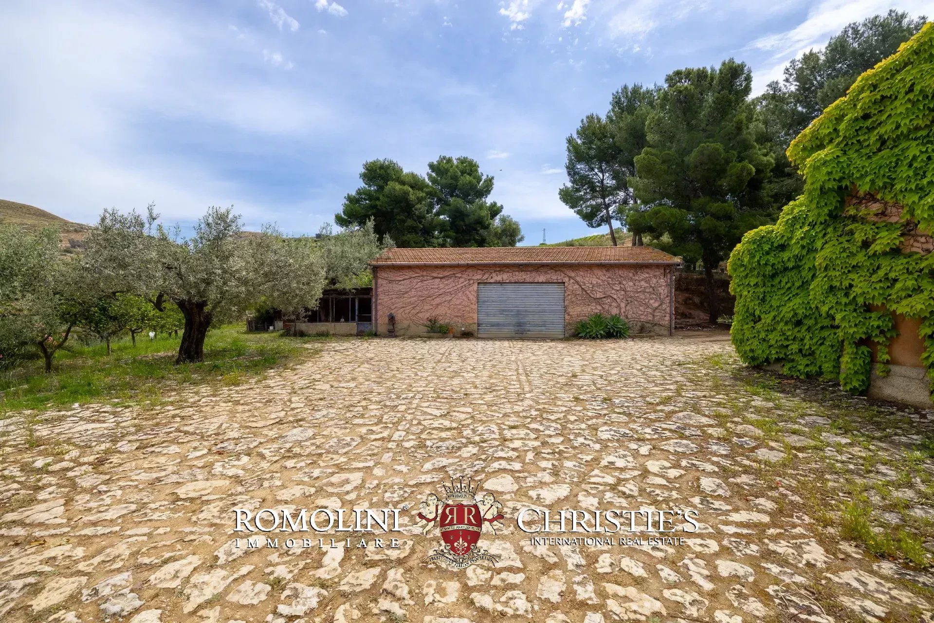 8 Bedroom Villa/Townhouse's Image 22