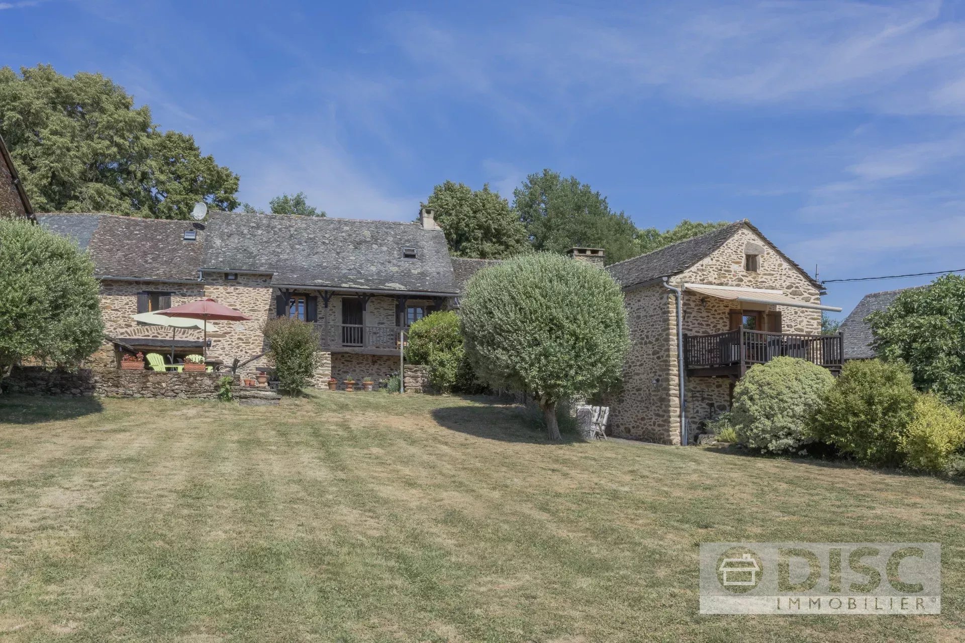 Corps de ferme rénovée avec spacieux gîte indépendant, dépendance, piscine et superbes vues.