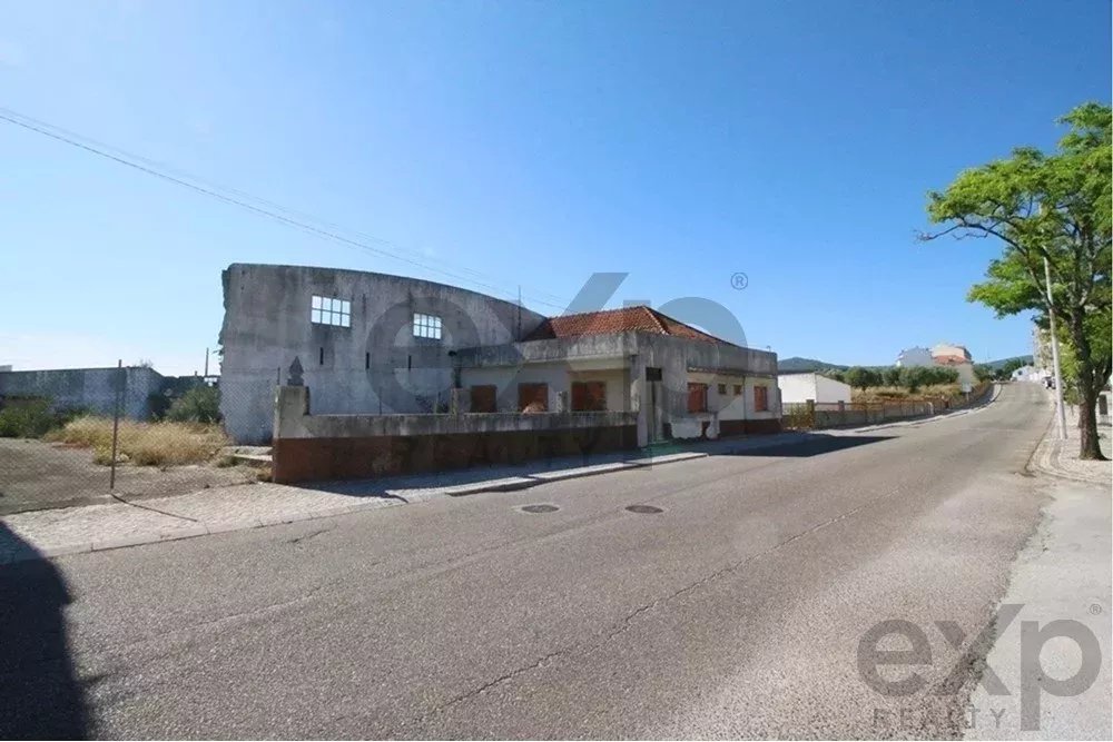Armazéns para demolir e construção de prédios de 4 pisos - Alcanena