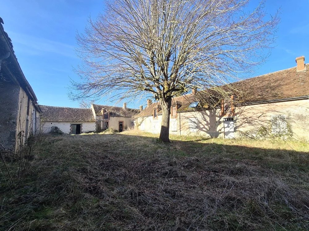 Corps de ferme à restaurer, au calme.