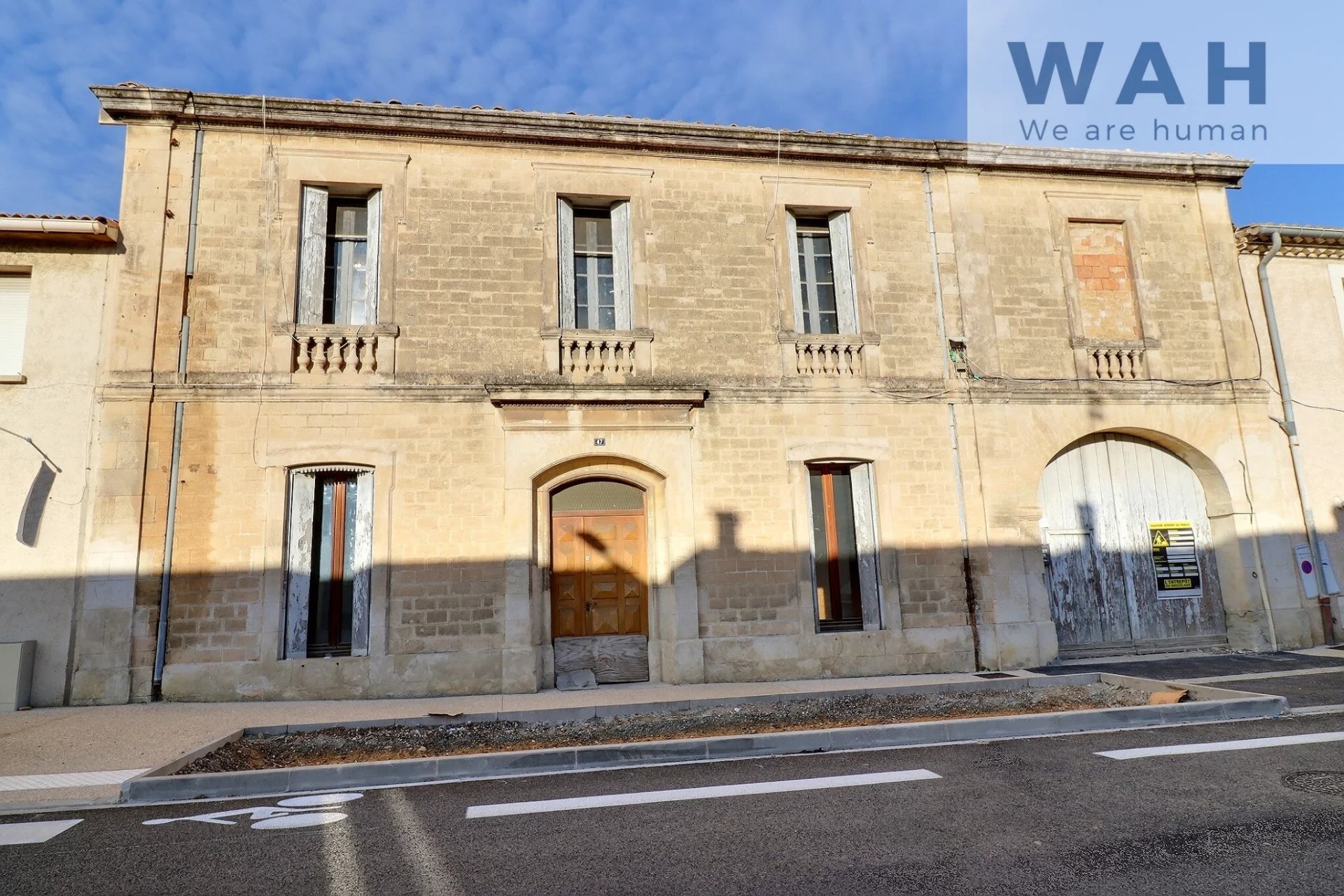 MAISON DE MAITRE - 7 PIECES A RENOVER -  30540 MILHAUD