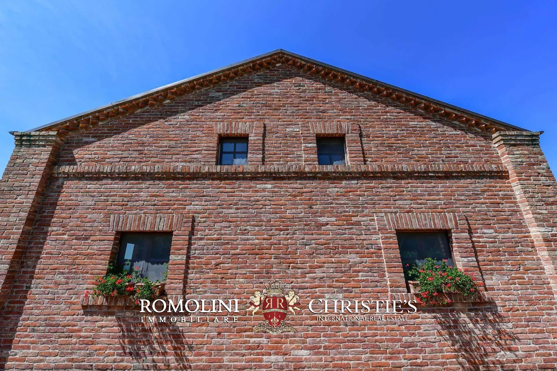 TENUTA VINICOLA BIOLOGICA IN VENDITA, CANTINA BIO TOSCANA