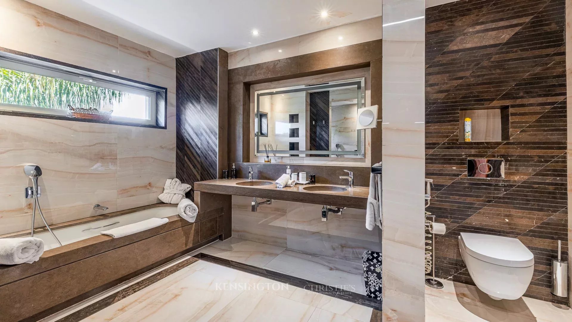 6 Bedroom Villa/Townhouse's Image 43