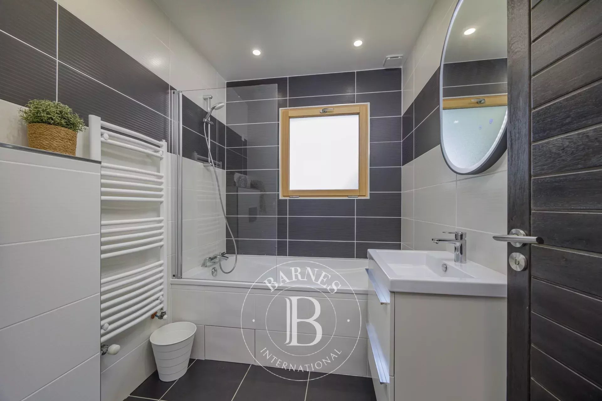BARNES Pays de Gex – DIVONNE-LES-BAINS – SECTEUR RÉSIDENTIEL – VILLA D’ARCHITECTE RÉNOVÉE AVEC PISCINE - picture 28