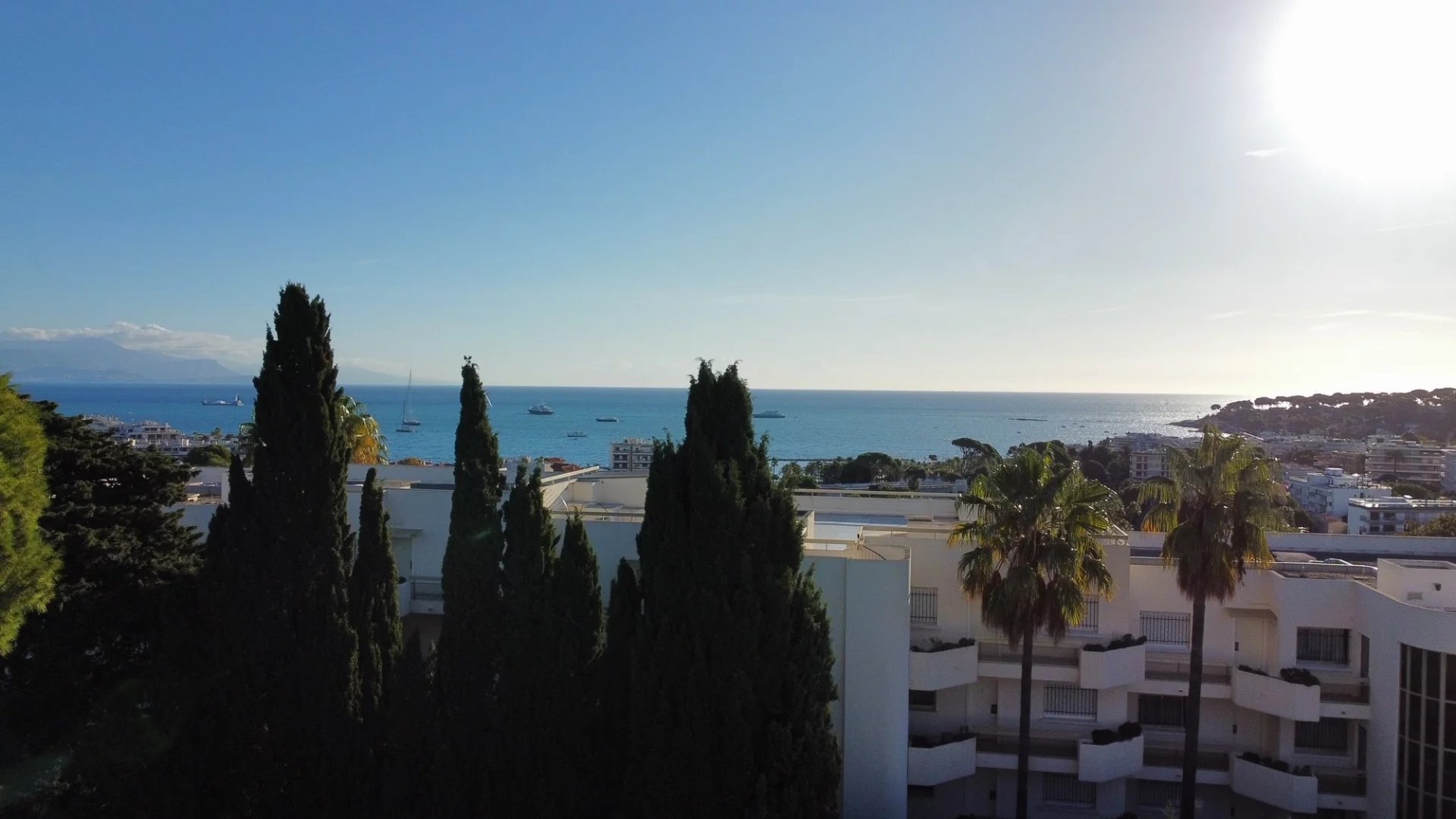 Appartement en dernière étage avec grande terrasse - Piscine