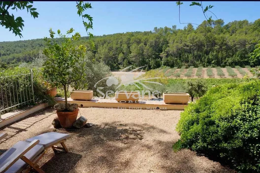 PROVENCAL MAS IN LORGUES SETS ON 4000 M²