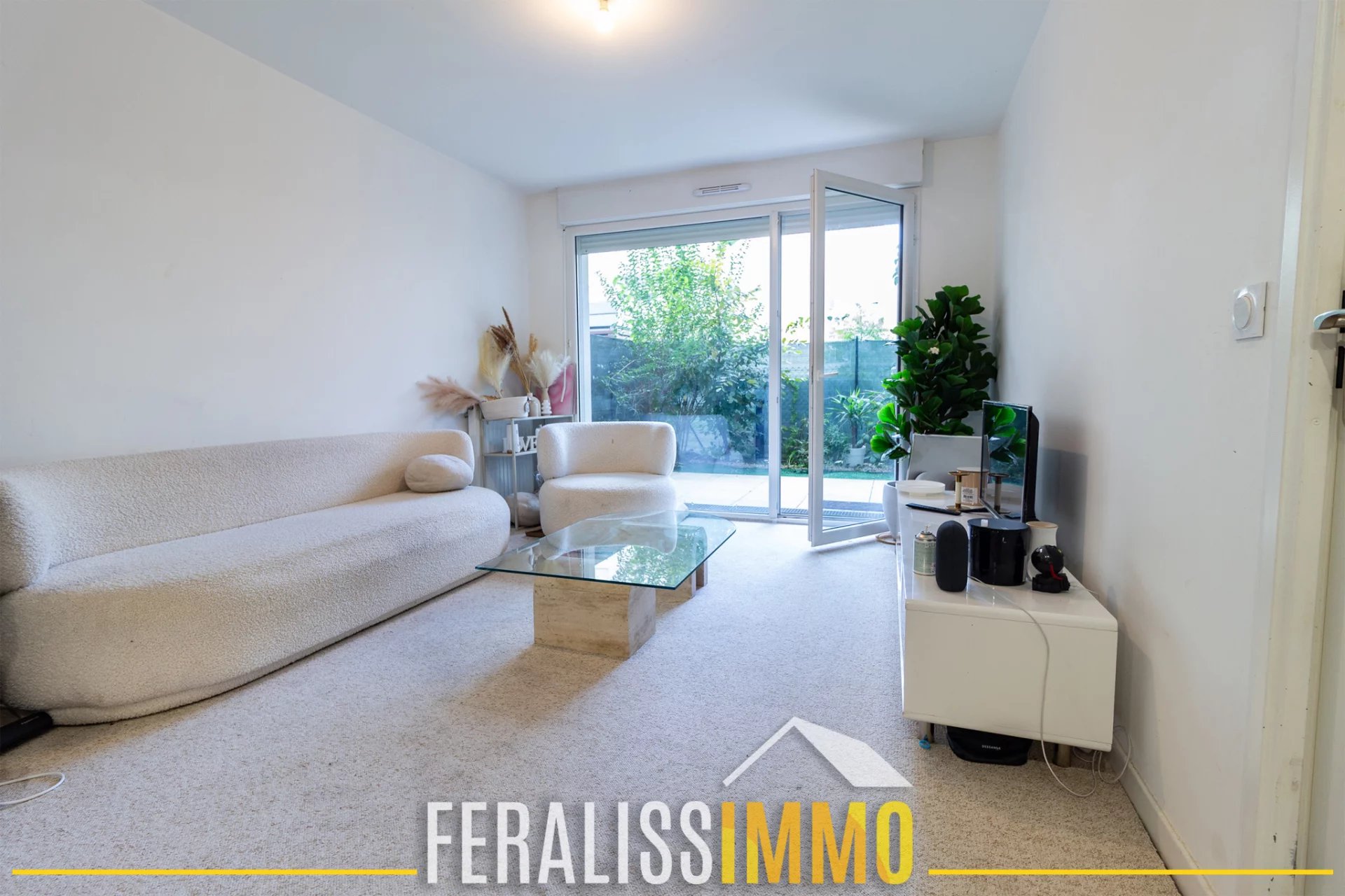 Bel F2 en rez de jardin au pied du RER A !!