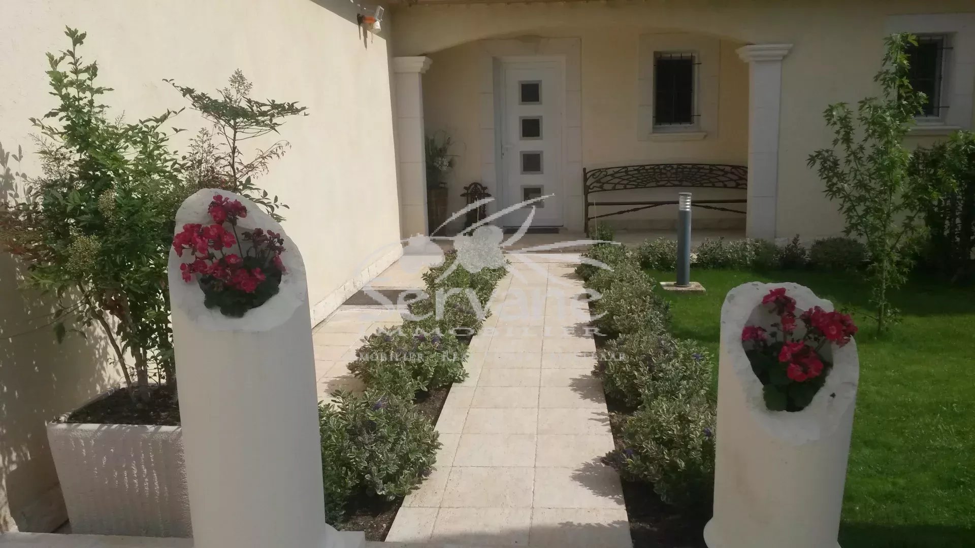 VERY NICE 4 BEDROOMS VILLA WITH POOL FOR SALE AUPS