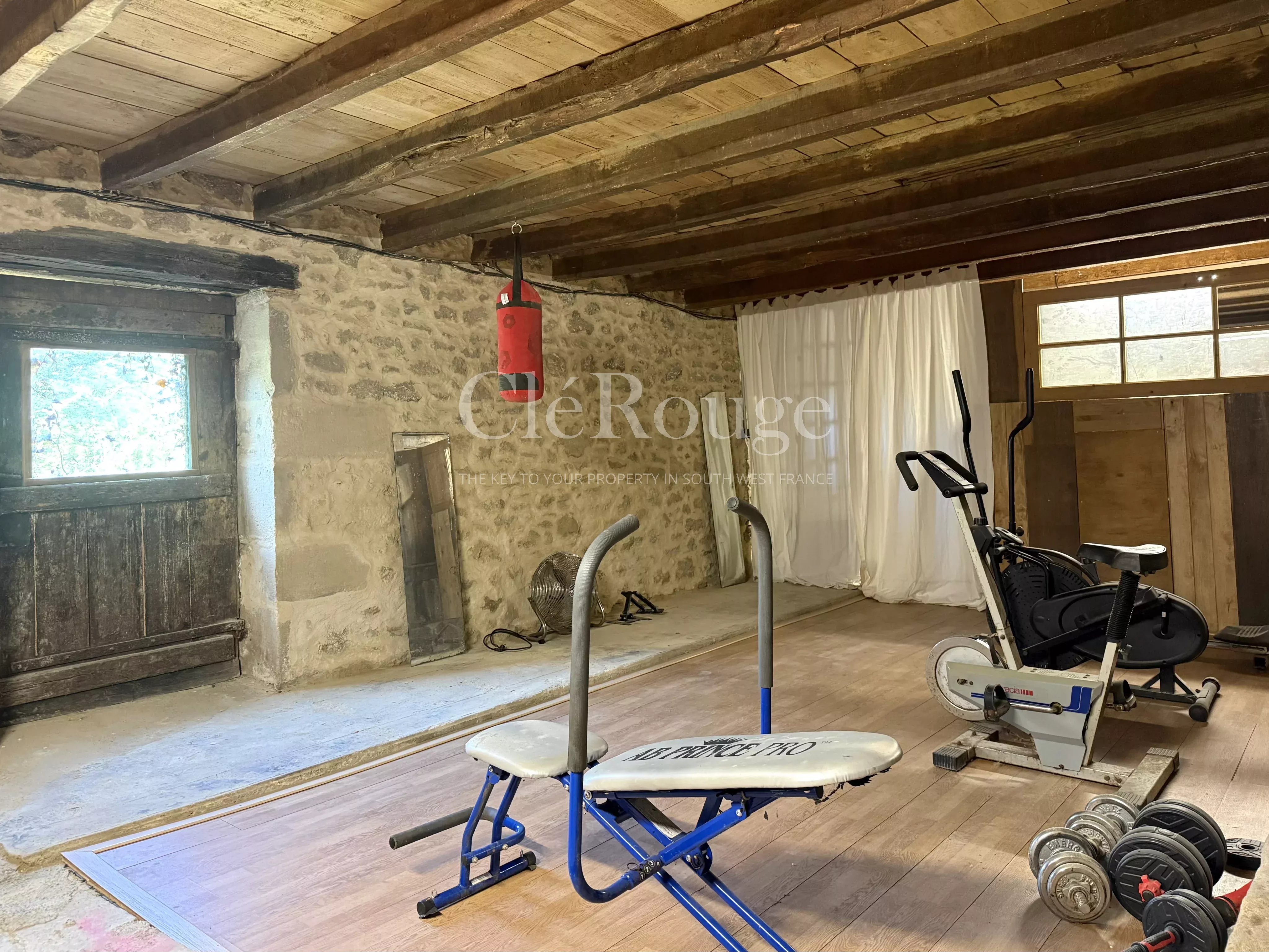 15 minutes from Monségur – Stunning 5-bedroom stone property