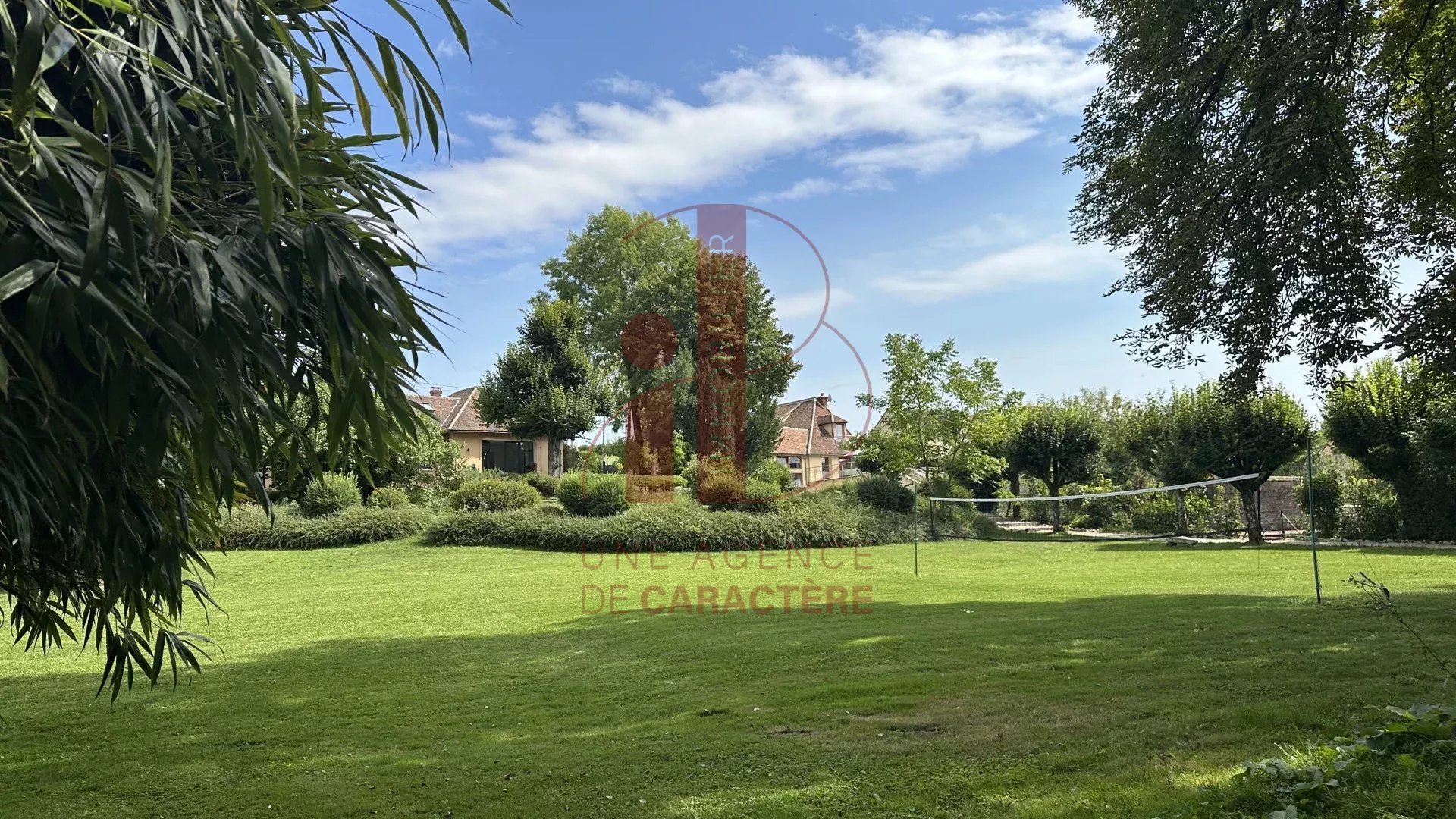 45 min from Paris: Estate with 3 Houses, 353 m² of Living Space and 9,389 m² of Riverside Park