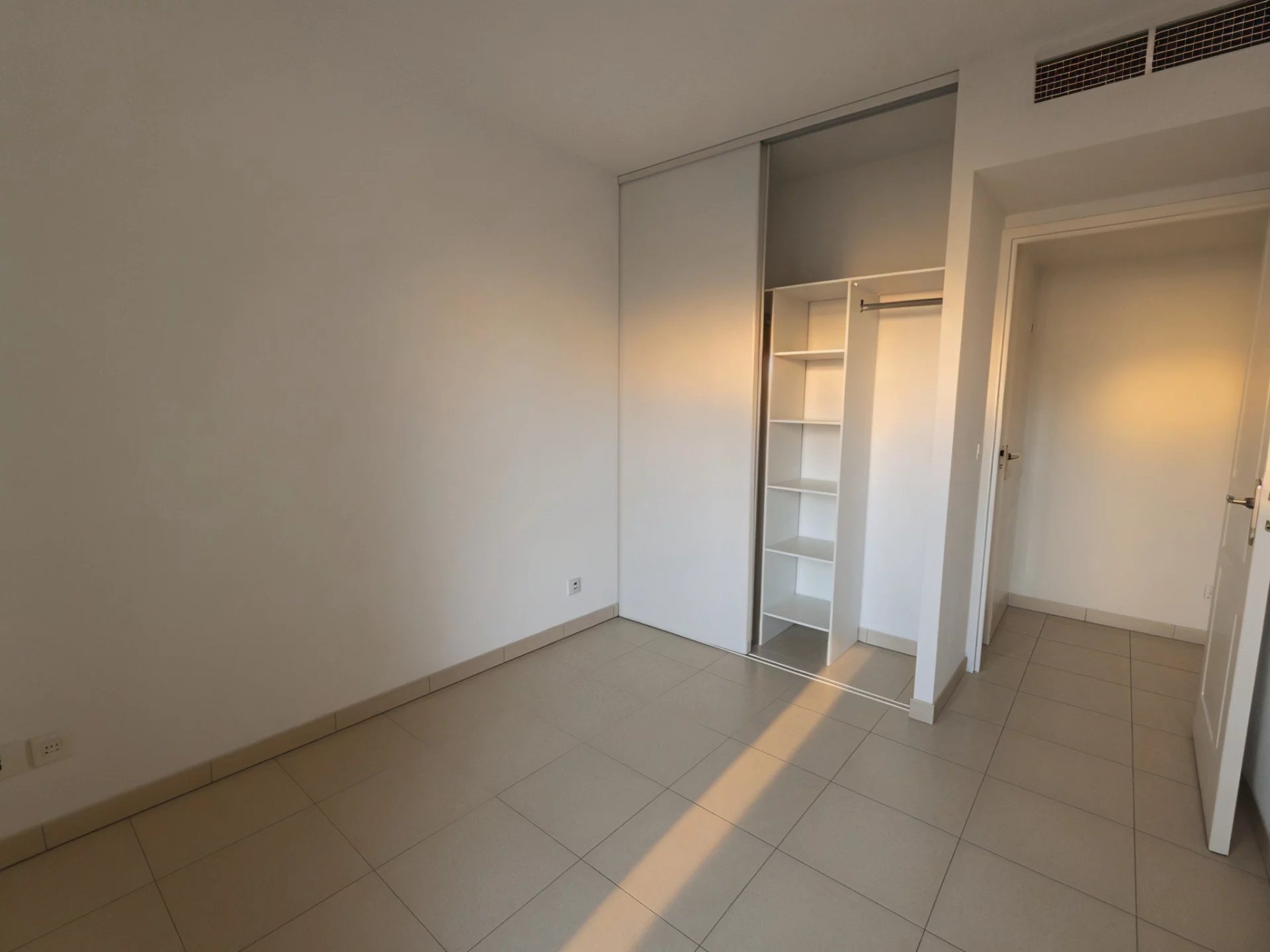 3P VIDE, TERRASSE, PARKING, PISCINE