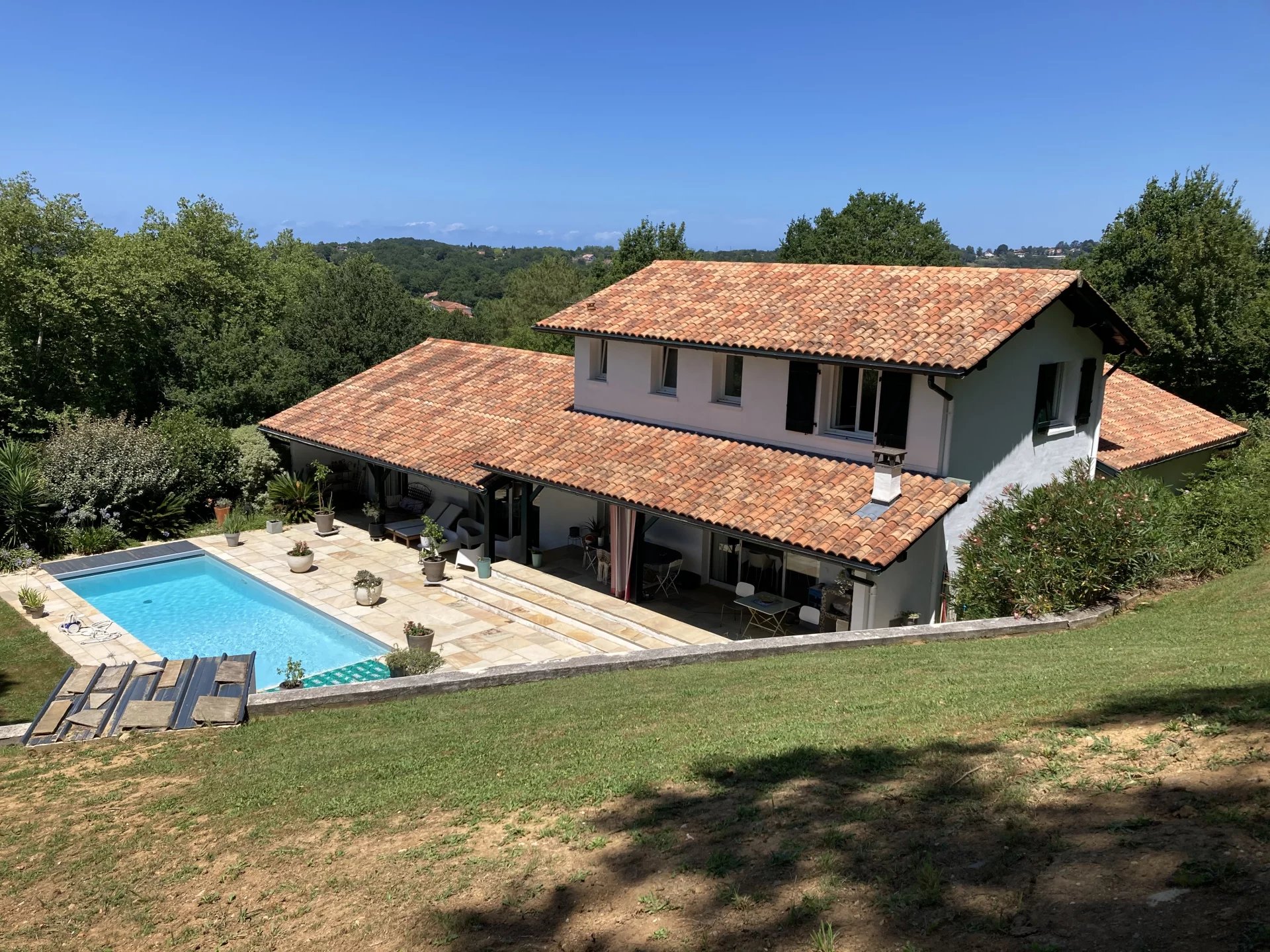 Superbe maison vue Rhune au coeur de la végétation