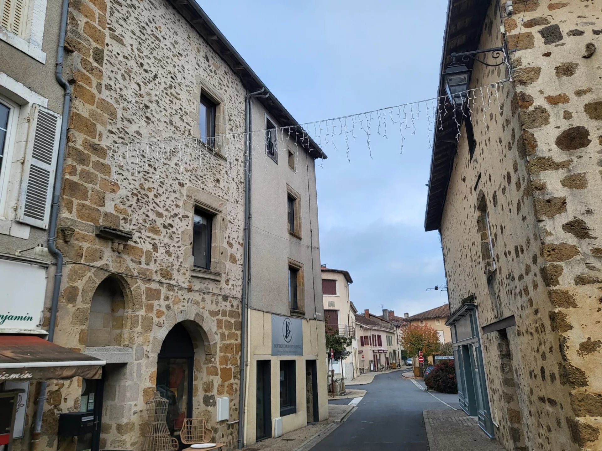 Belle maison de ville dans un bourg vivant