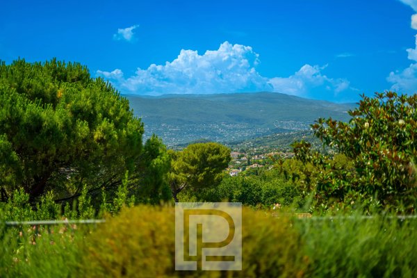 Gated Estate — Elegant Renovated Provençal Villa with Panoramic Views — photo 5