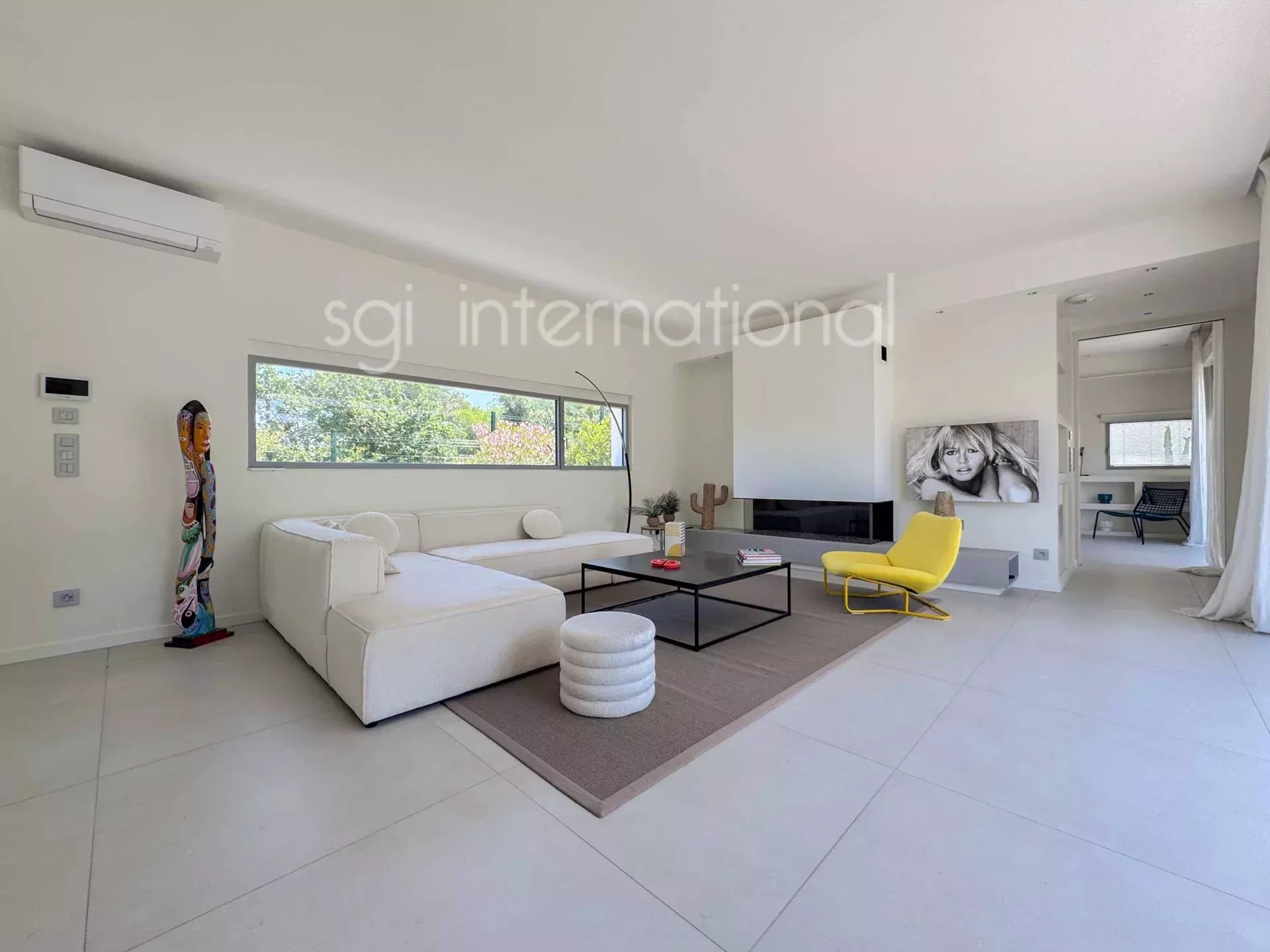 Sainte-Maxime: magnificent new villa 1.5km from the beach.