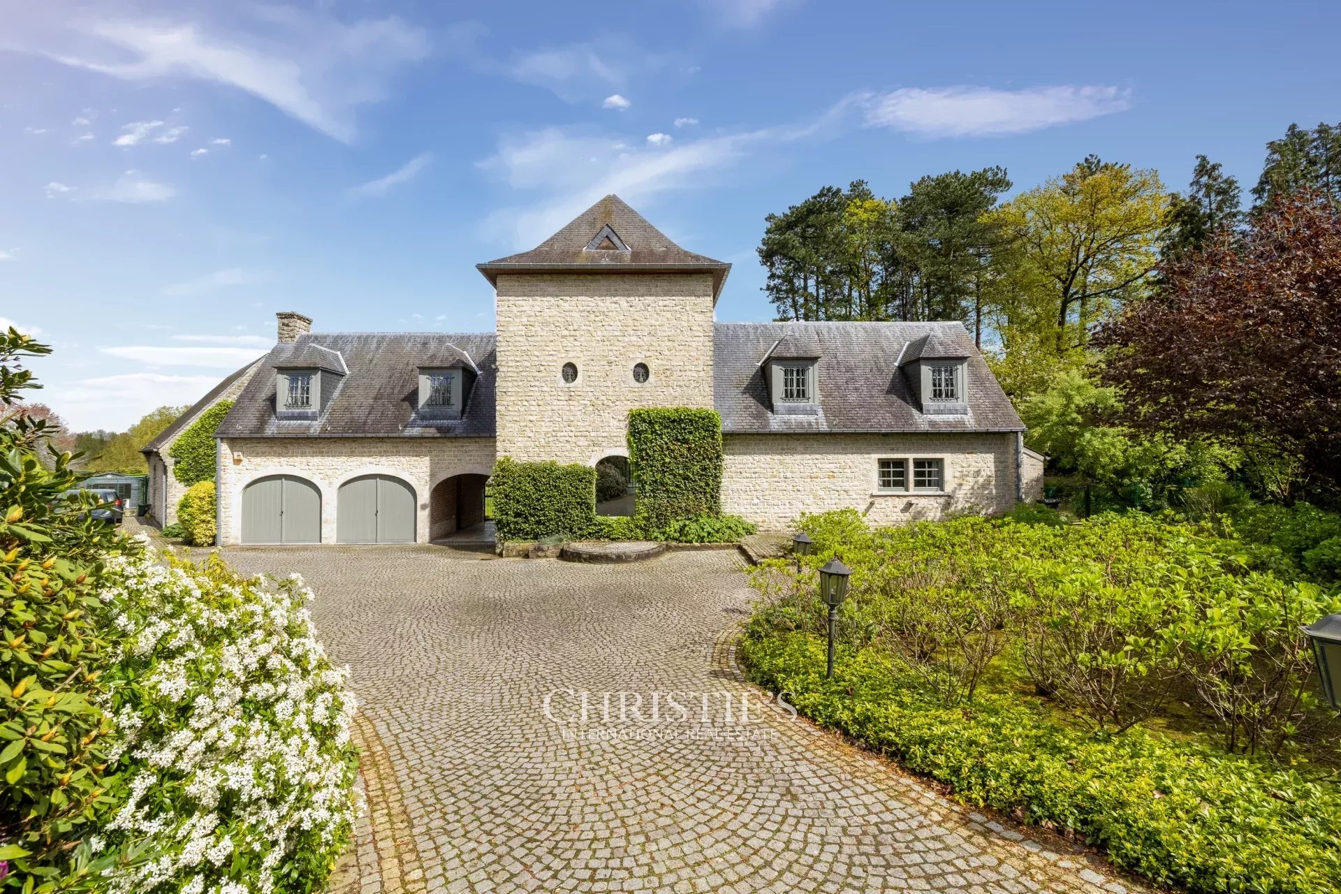 OPTIE - Lasne - Klassieke villa met bijgebouw op 75 are